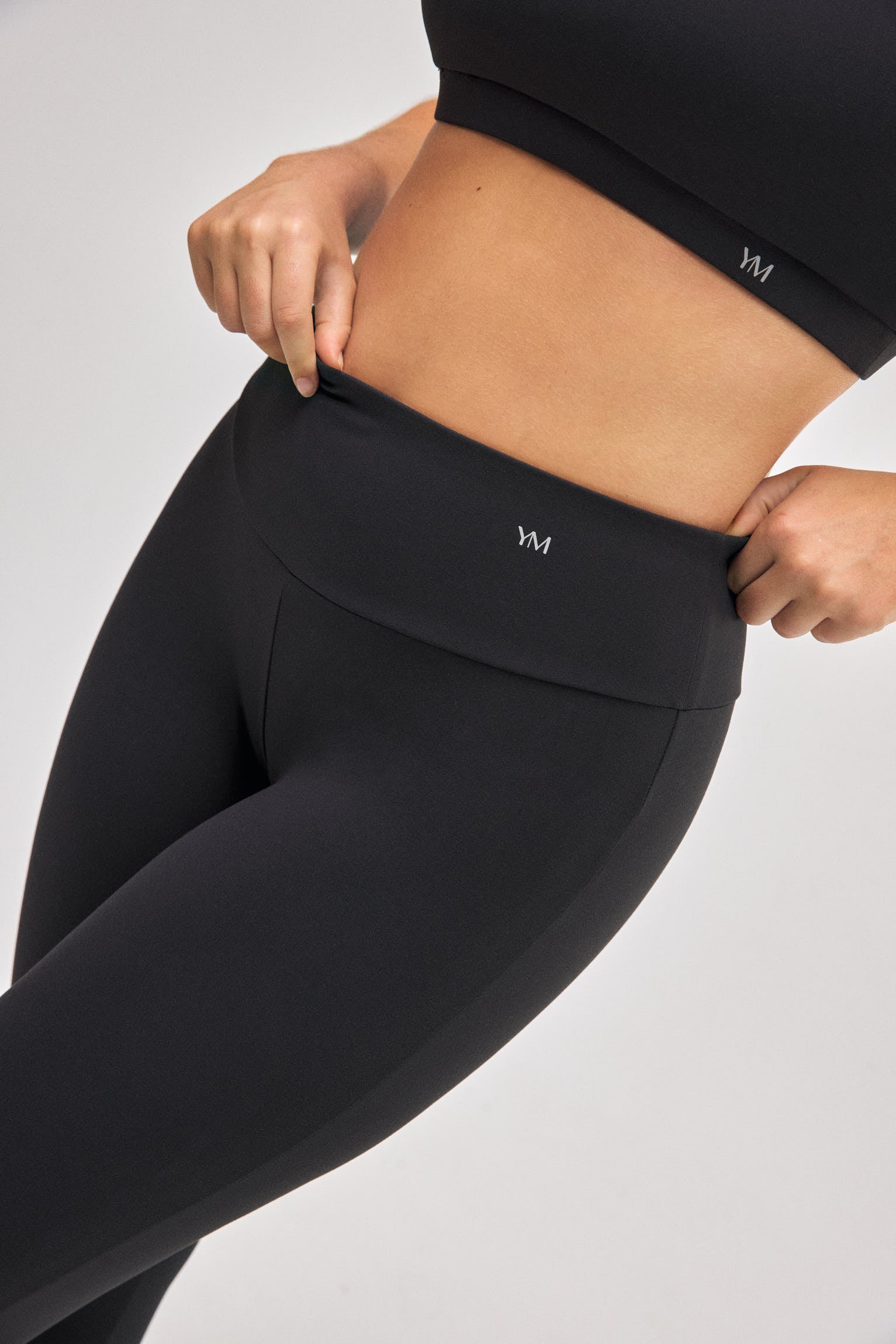 YSABEL MORA Leggings Sportivi Lunghi A Vita Alta – Neri, 80% Poliestere 20% Elastan, Design Mediterraneo, Sostenibili