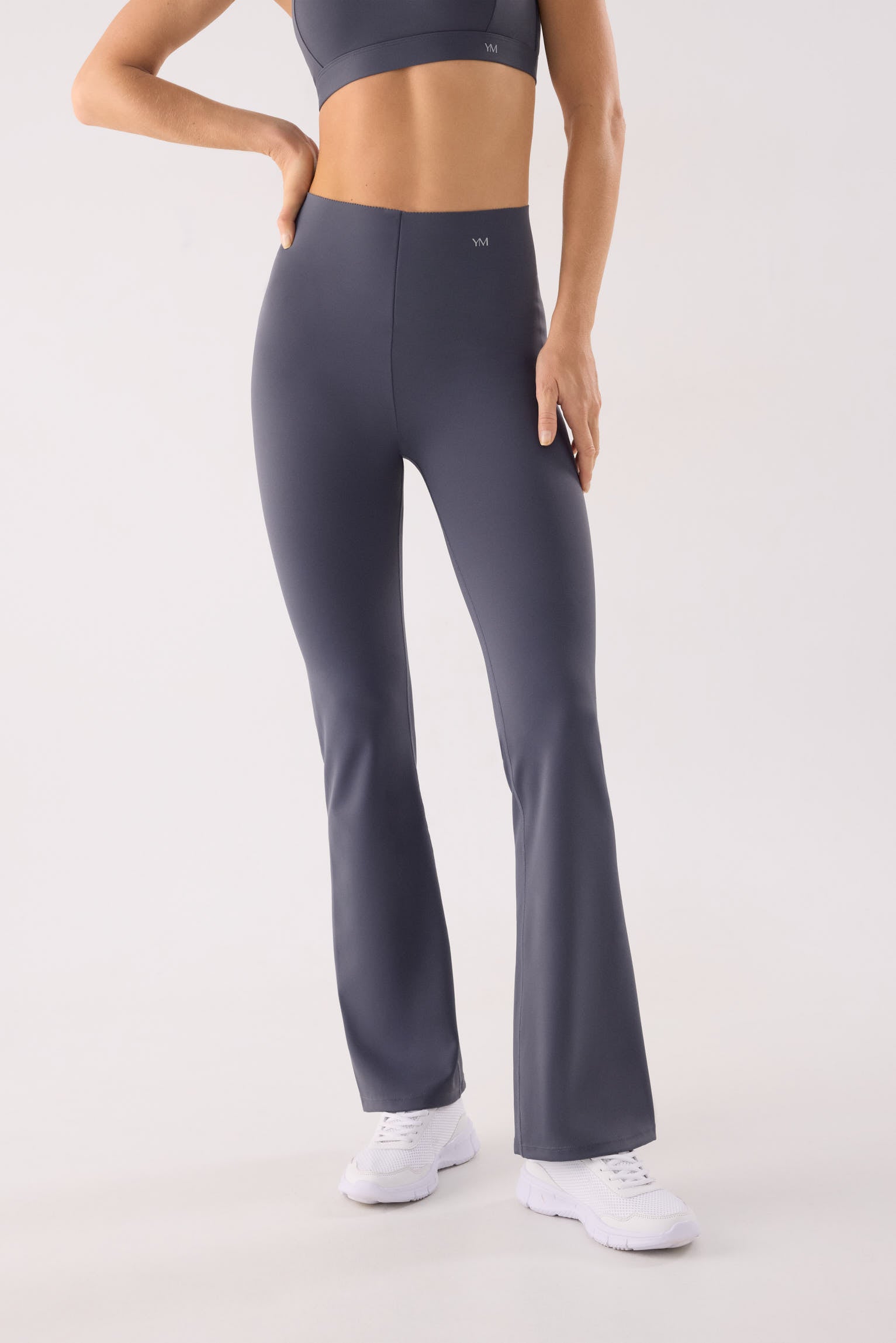 leggings deportivos compressive acampanados tiro alto compressive vista principal en look deportivo tejido moldeador con control abdominal corte láser