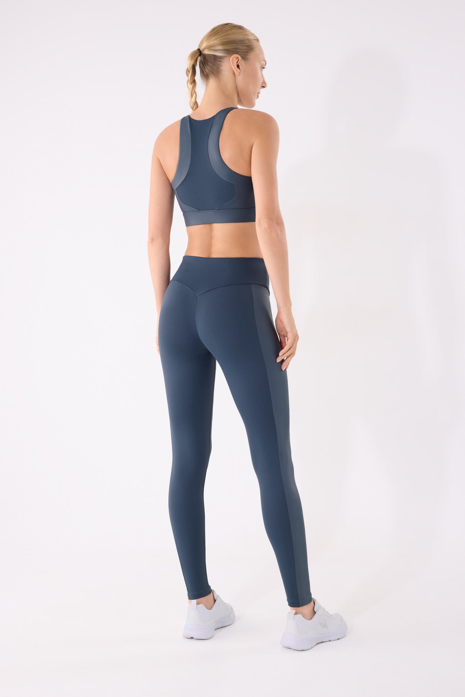 leggings deportivos pitillo con efecto metalizado gimnasio en azul noche vista en movimiento para entrenamientos tiro alto bolsillo interior