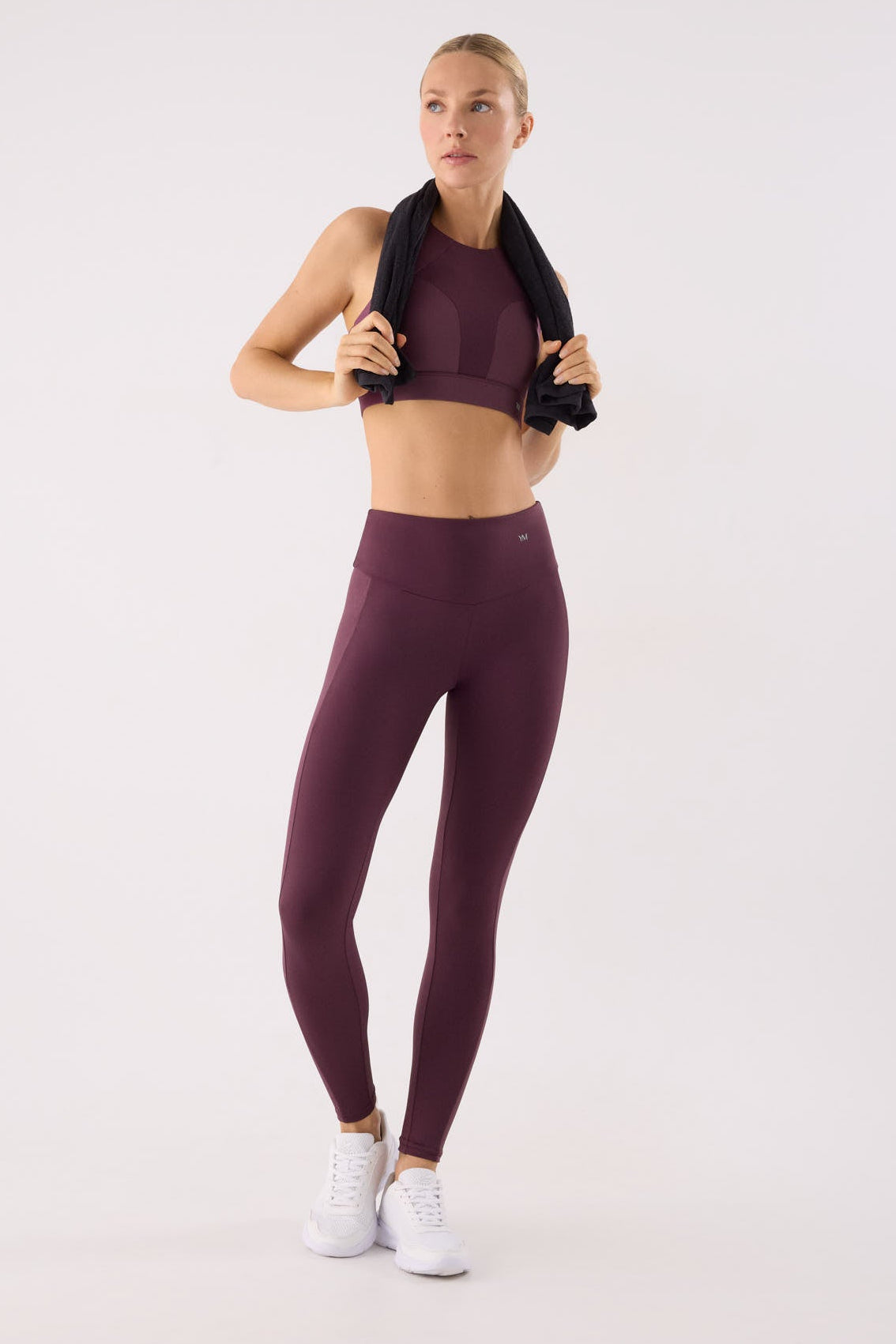 leggings deportivos pitillo con efecto metalizado gimnasio en granate cherry lacquer vista espalda caída la prenda tiro alto bolsillo interior