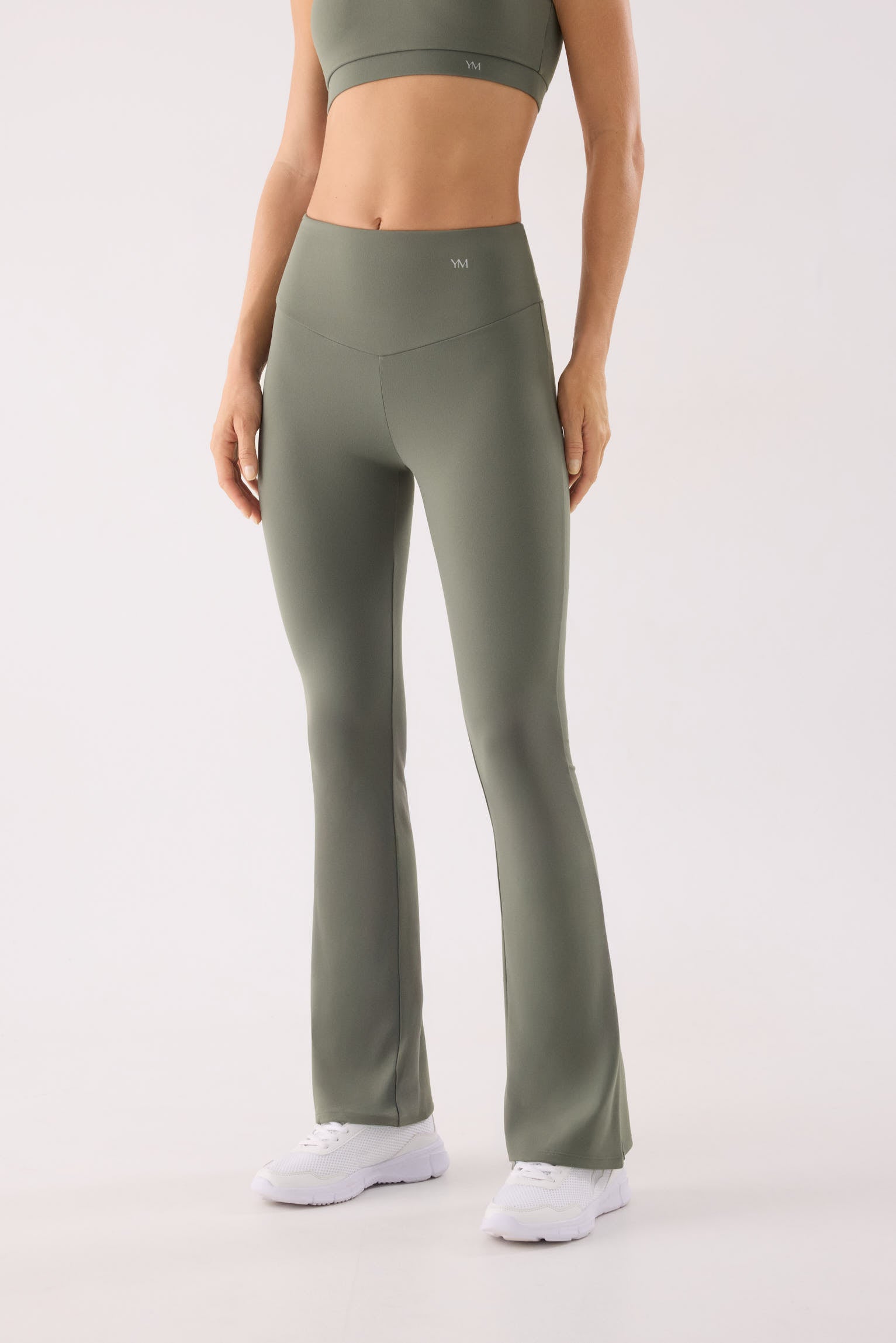 leggings deportivos acampanados tiro alto gimnasio vista principal en look deportivo bolsillo interior silueta flare