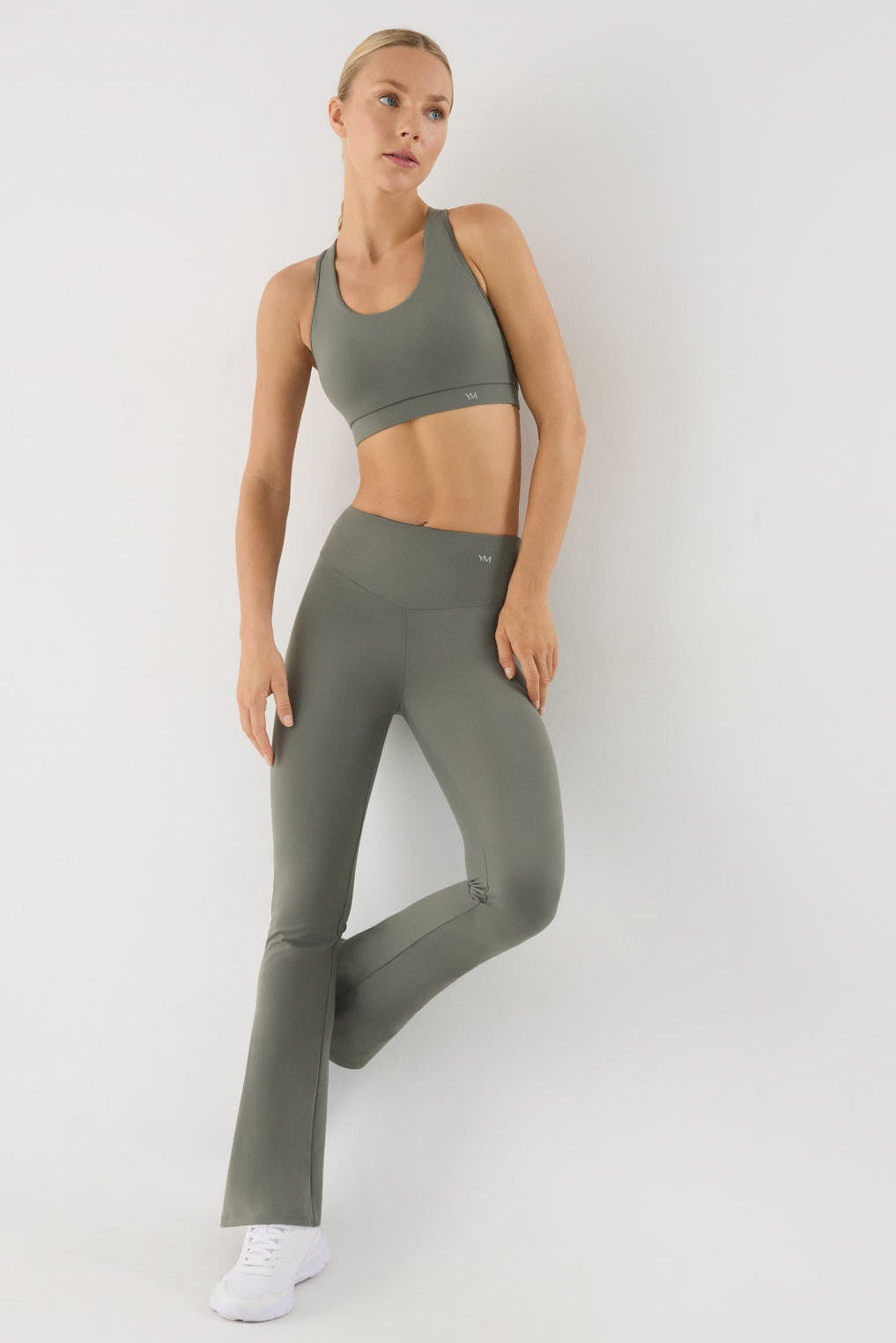 leggings deportivos acampanados tiro alto gimnasio detalle ajuste silueta bolsillo interior silueta flare