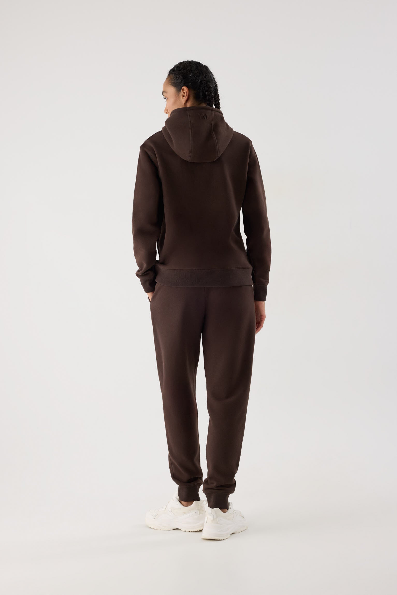 sudadera deportiva con capucha Slowloom en marrón dark chocolate look completo para deporte comodidad estilo relajado para looks comfy