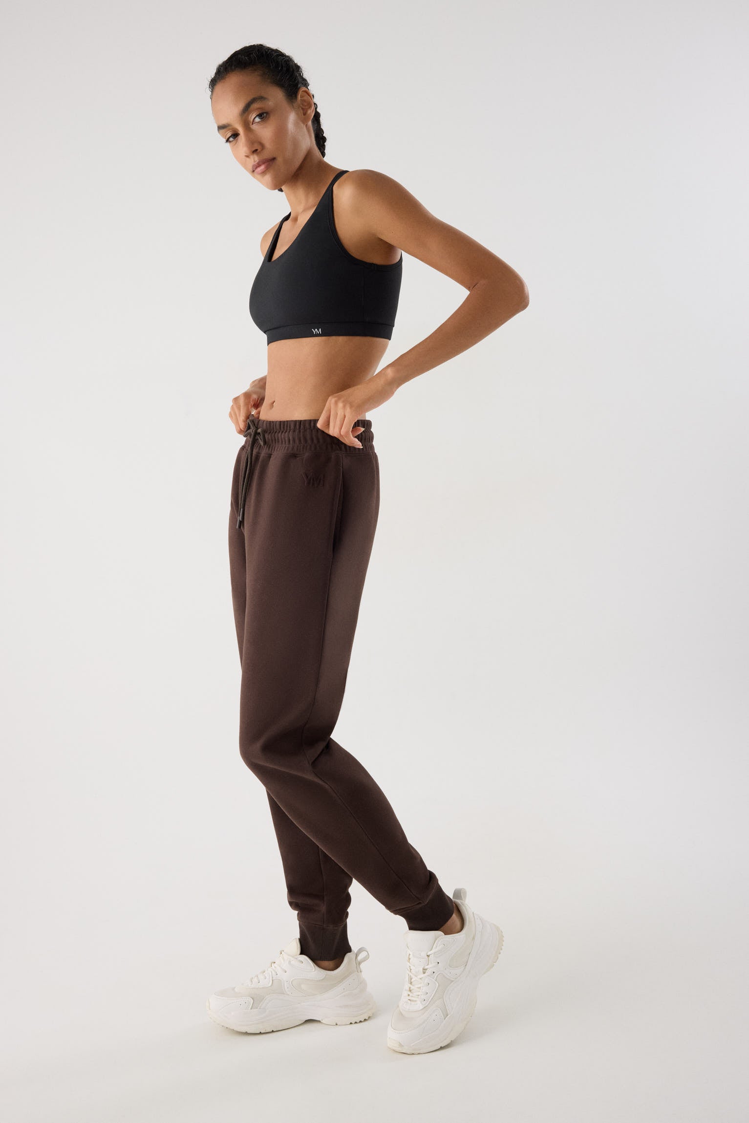 jogger deportivo mujer Slowloom en marrón dark chocolate detalle ajuste silueta patrón relajado para el día a día