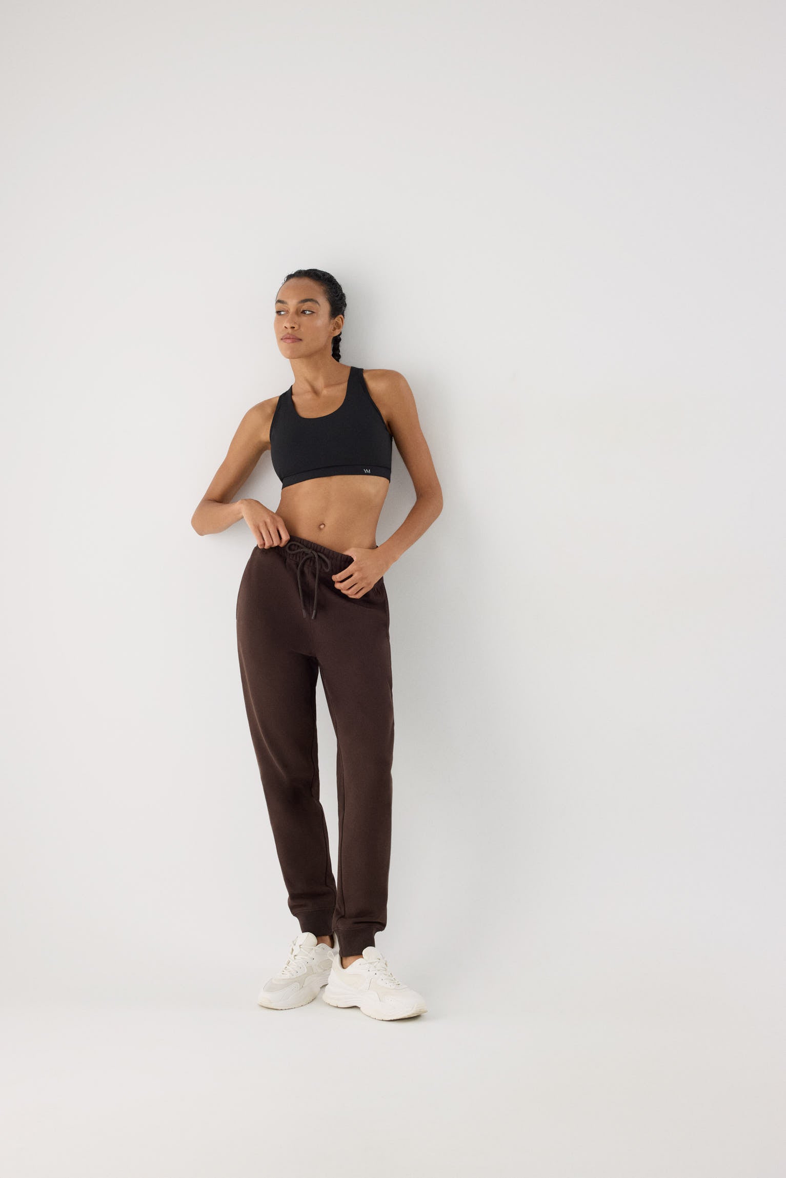 jogger deportivo mujer Slowloom en marrón dark chocolate detalle tejido acabado patrón relajado para el día a día