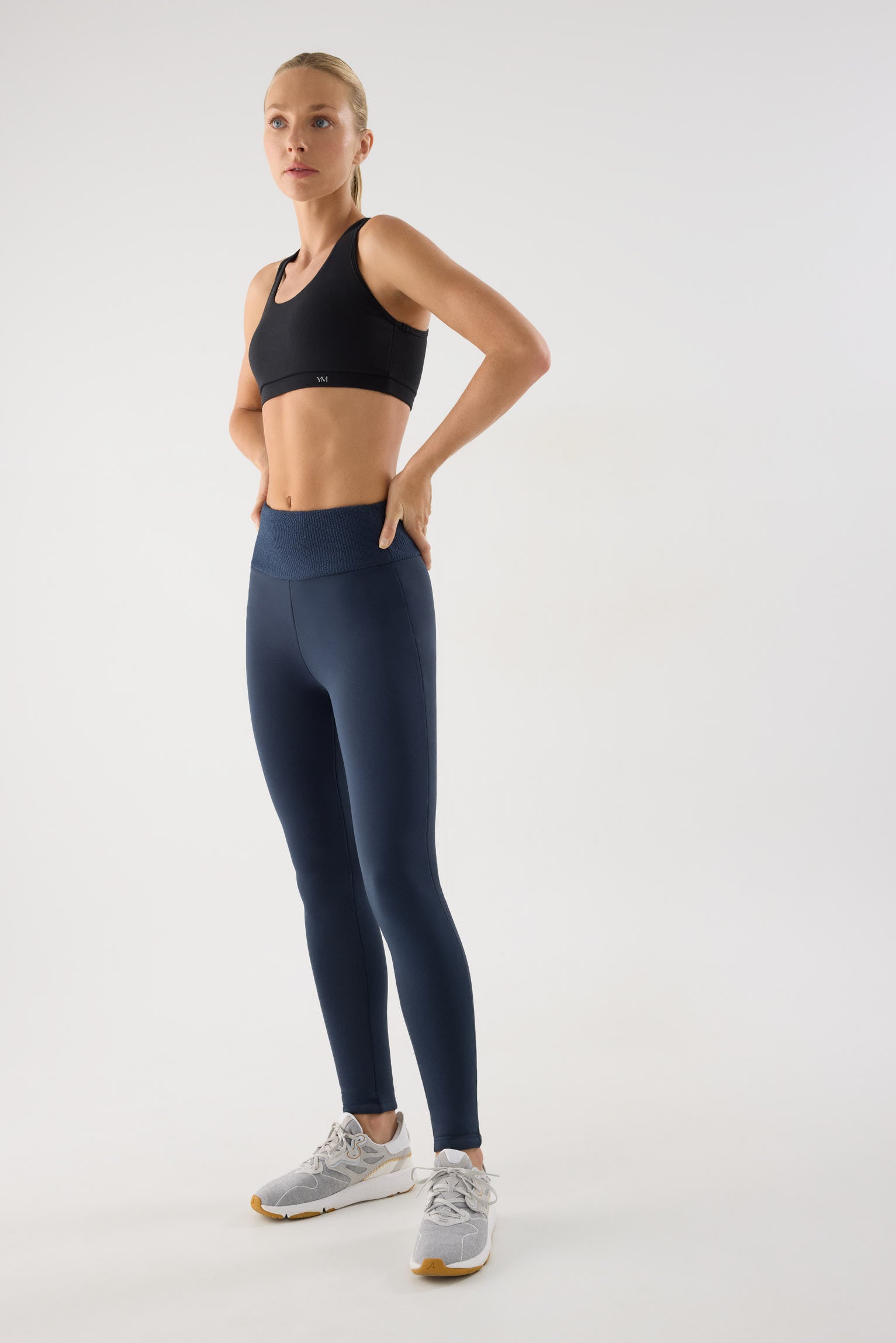 leggings deportivos térmicos pitillo tiro alto termicos en azul noche detalle ajuste silueta calidad ultra termicos para entrenar con frío