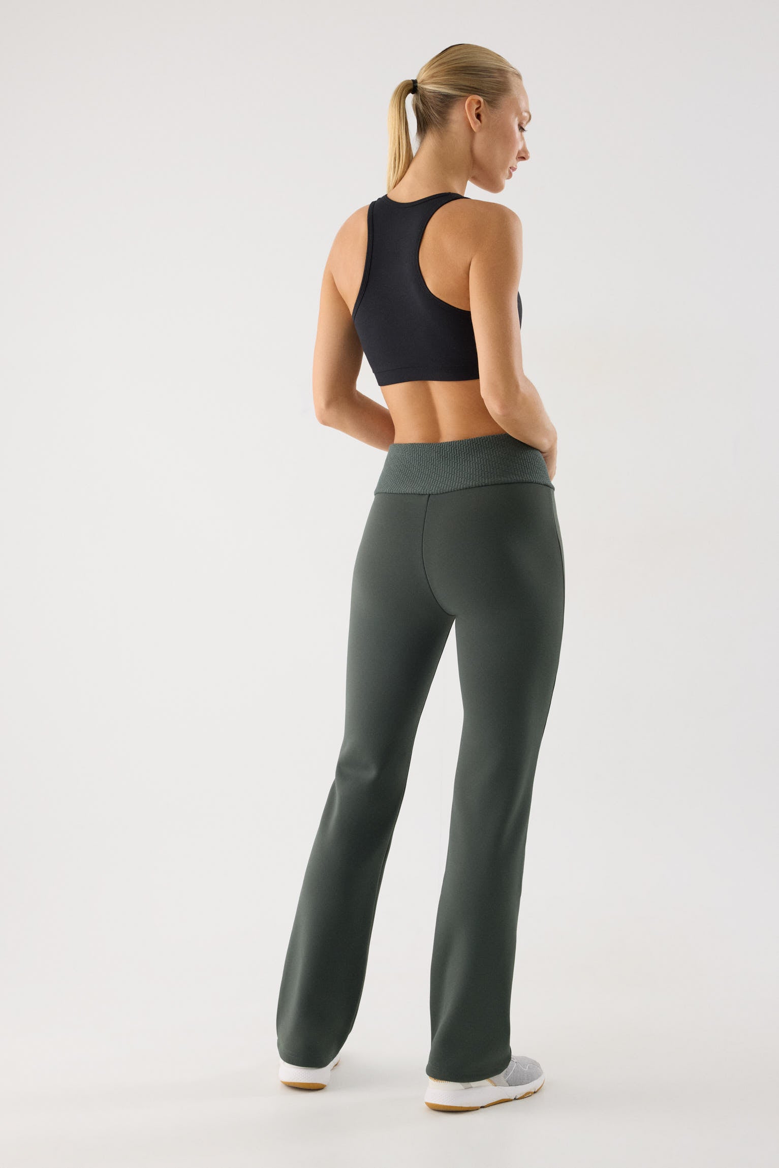 leggings deportivos térmicos acampanados termicos oscuro vista en movimiento para entrenamientos tiro alto calidad ultra termicos
