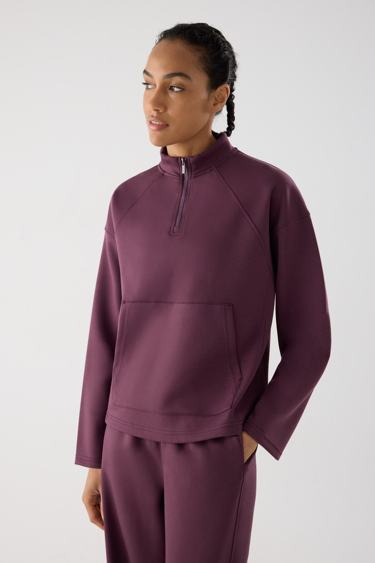 sudadera deportiva mujer Slowloom en granate cherry lacquer vista principal en look deportivo tejido suave con estilo relajado