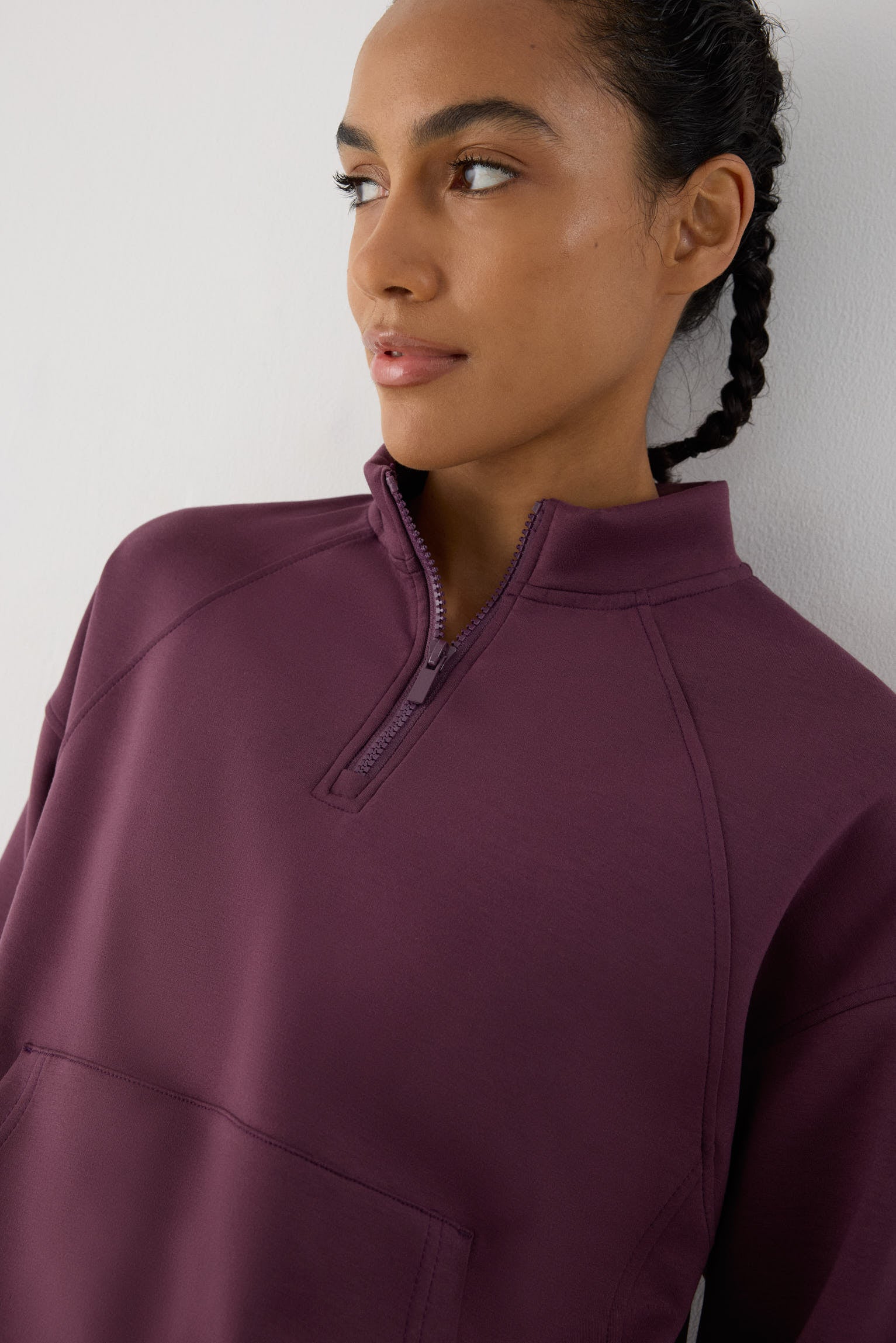 sudadera deportiva mujer Slowloom en granate cherry lacquer vista lateral del conjunto fitness tejido suave con estilo relajado