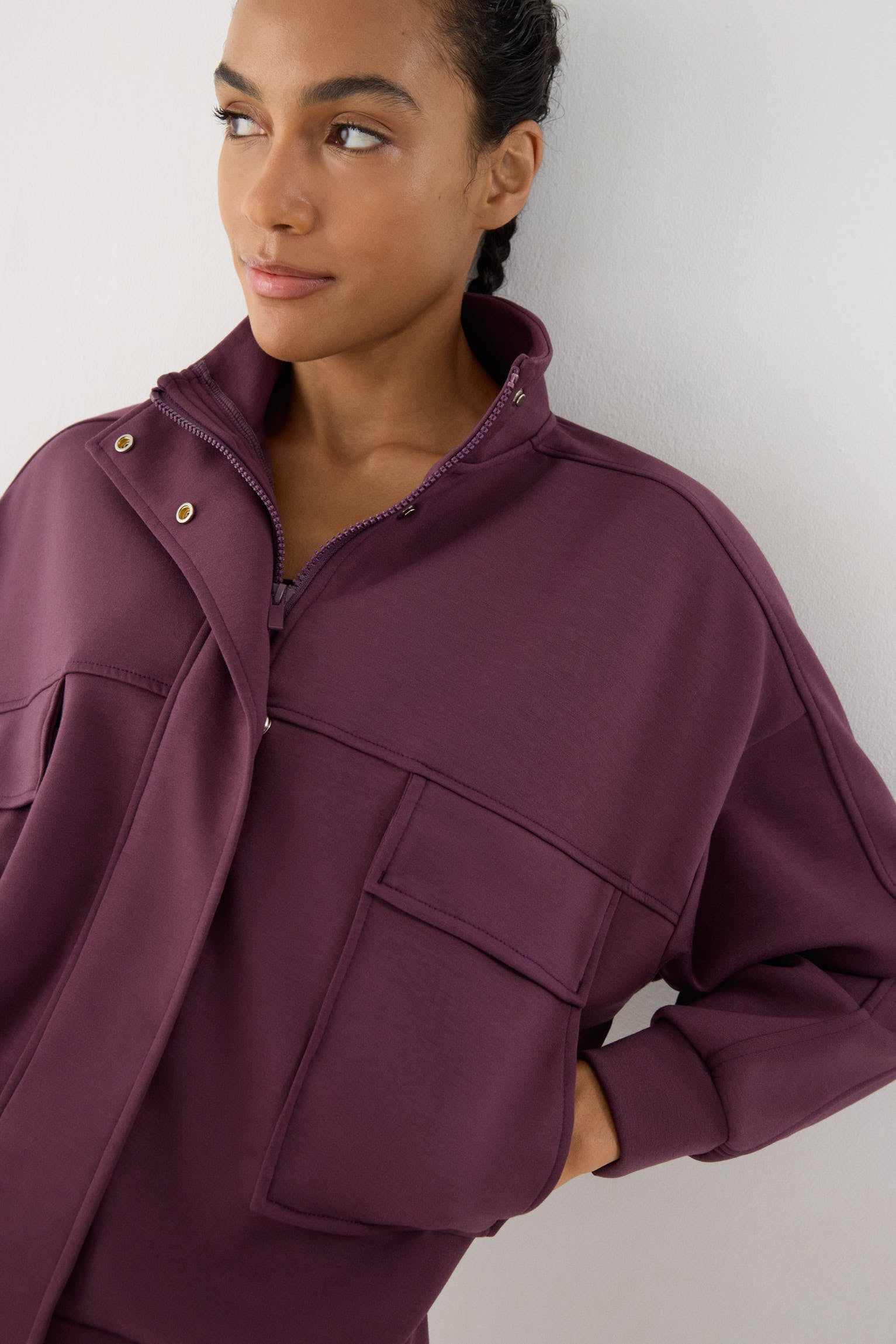 chaqueta deportiva mujer Slowloom en granate cherry lacquer detalle ajuste silueta corte cómodo para conjunto casual