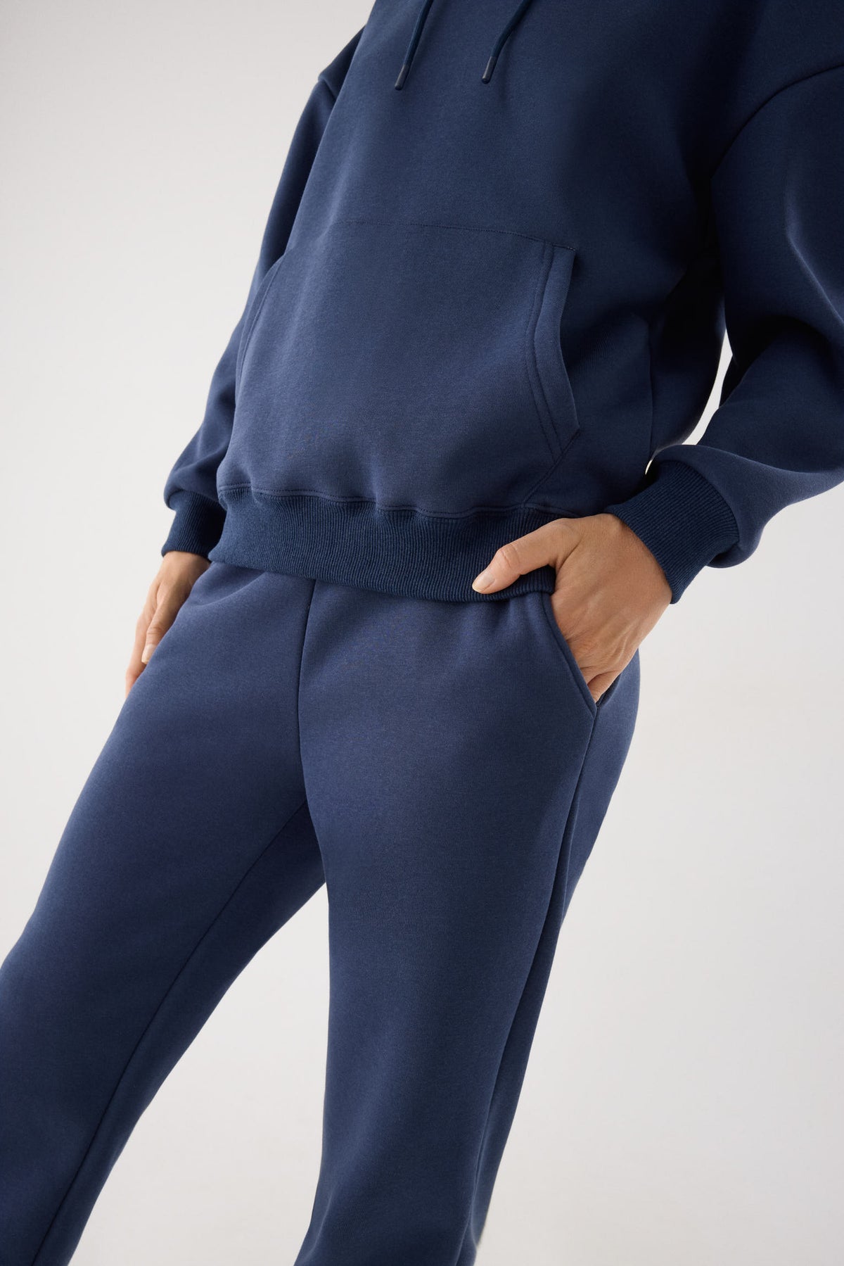 chándal deportivo mujer Slowloom en azul marino light blue vista lateral del conjunto fitness tejido cálido family match