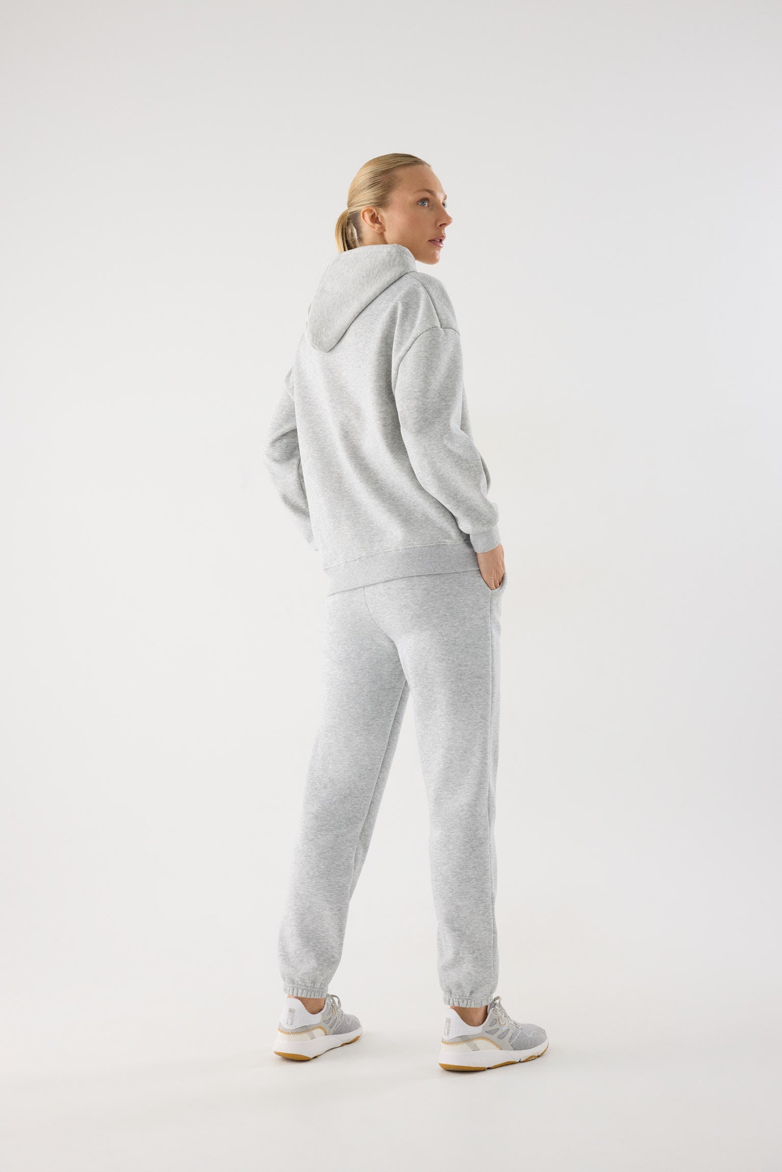 chándal deportivo mujer Slowloom en gris melange vista en movimiento para entrenamientos tejido cálido family match