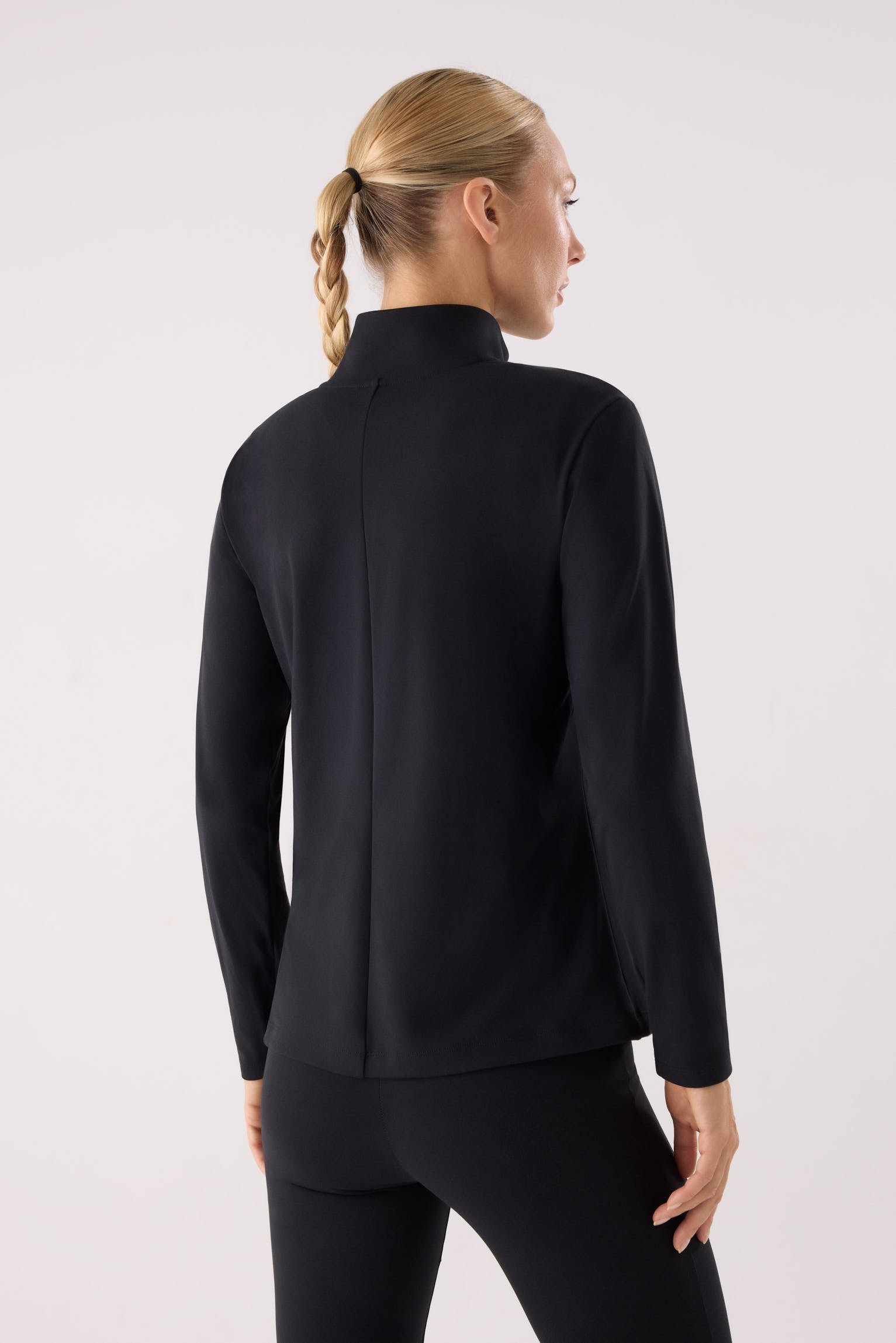chaqueta deportiva elástica gimnasio en negro vista en movimiento para entrenamientos diseño fitness en color negro