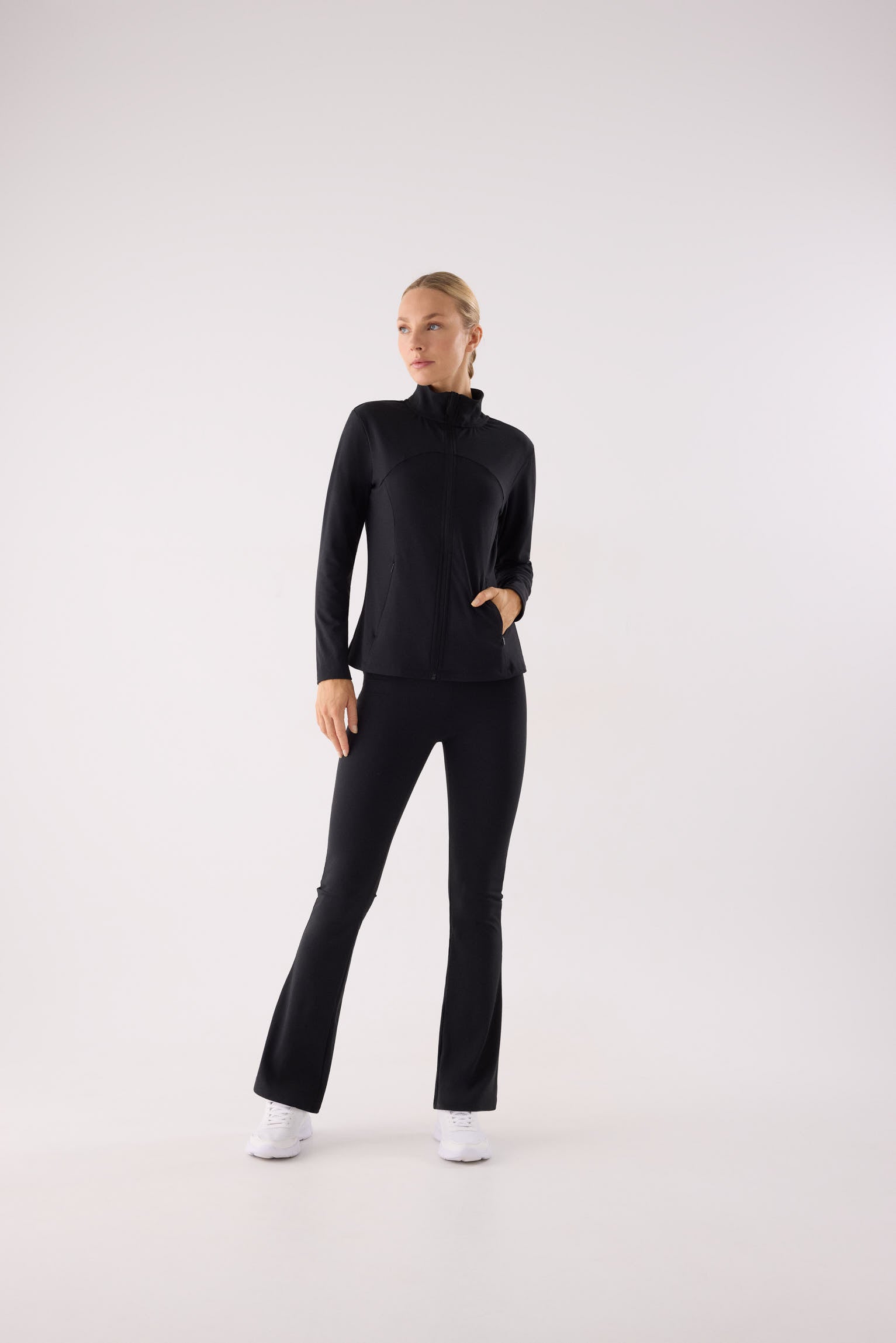 chaqueta deportiva elástica gimnasio en negro detalle tejido acabado diseño fitness en color negro