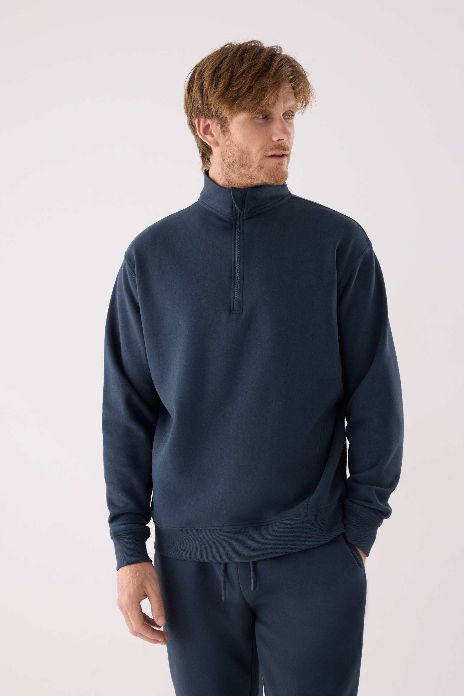 sudadera deportiva para hombre Slowloom en deep navy vista en movimiento para entrenamientos patrón relajado para looks comfy