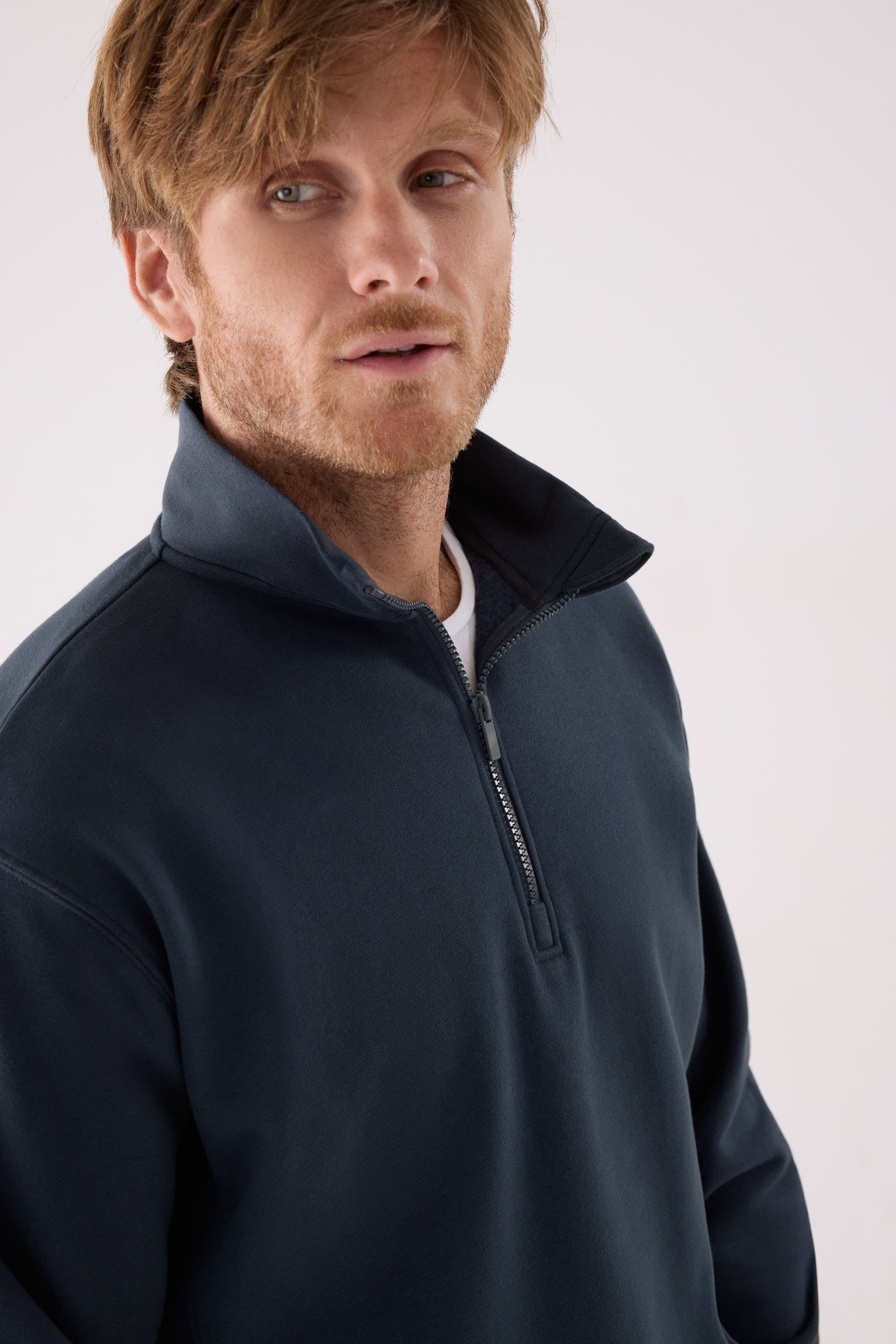 sudadera deportiva para hombre Slowloom en deep navy detalle ajuste silueta patrón relajado para looks comfy