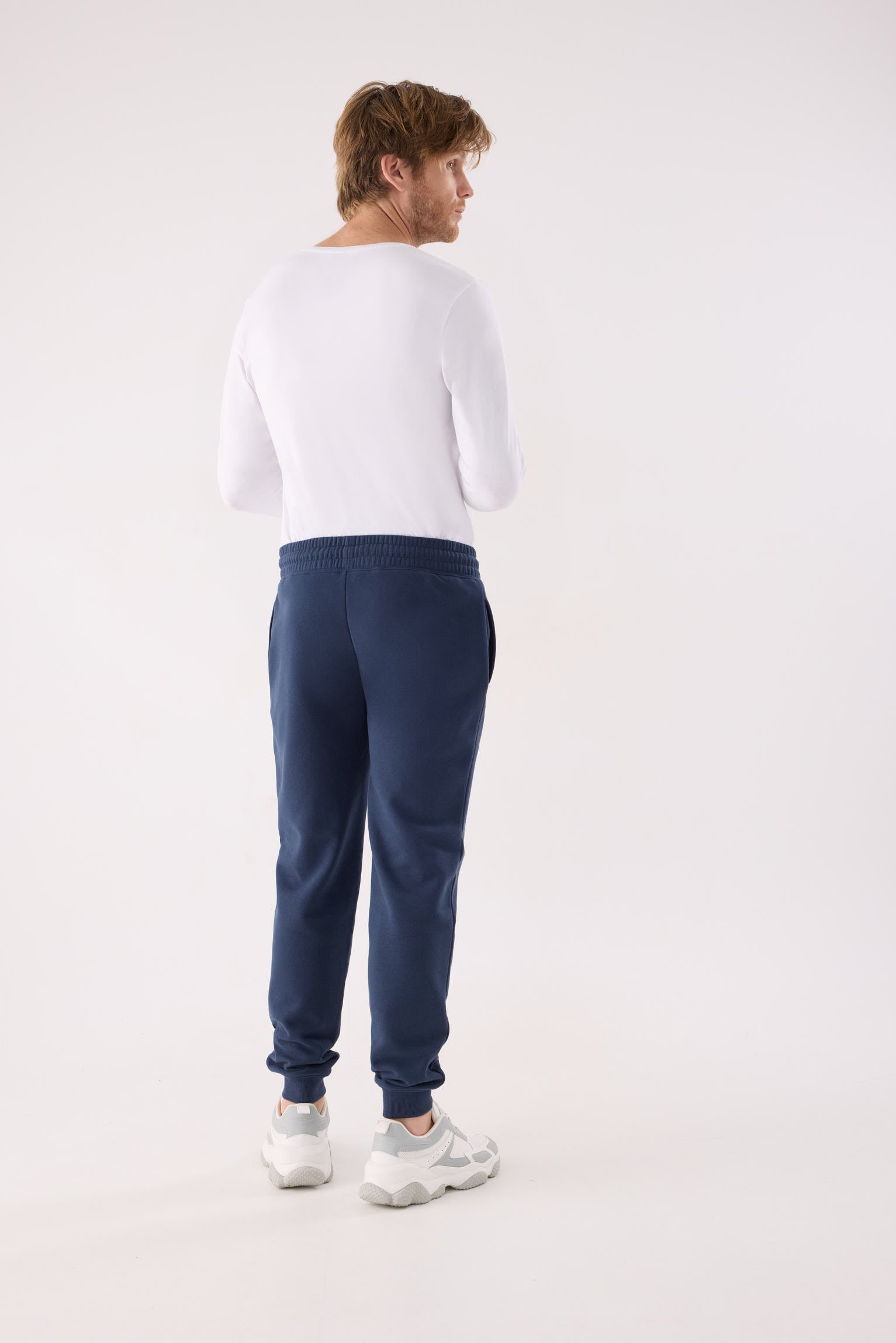 jogger deportivo para hombre Slowloom en deep navy vista en movimiento para entrenamientos corte cómodo para el día a día