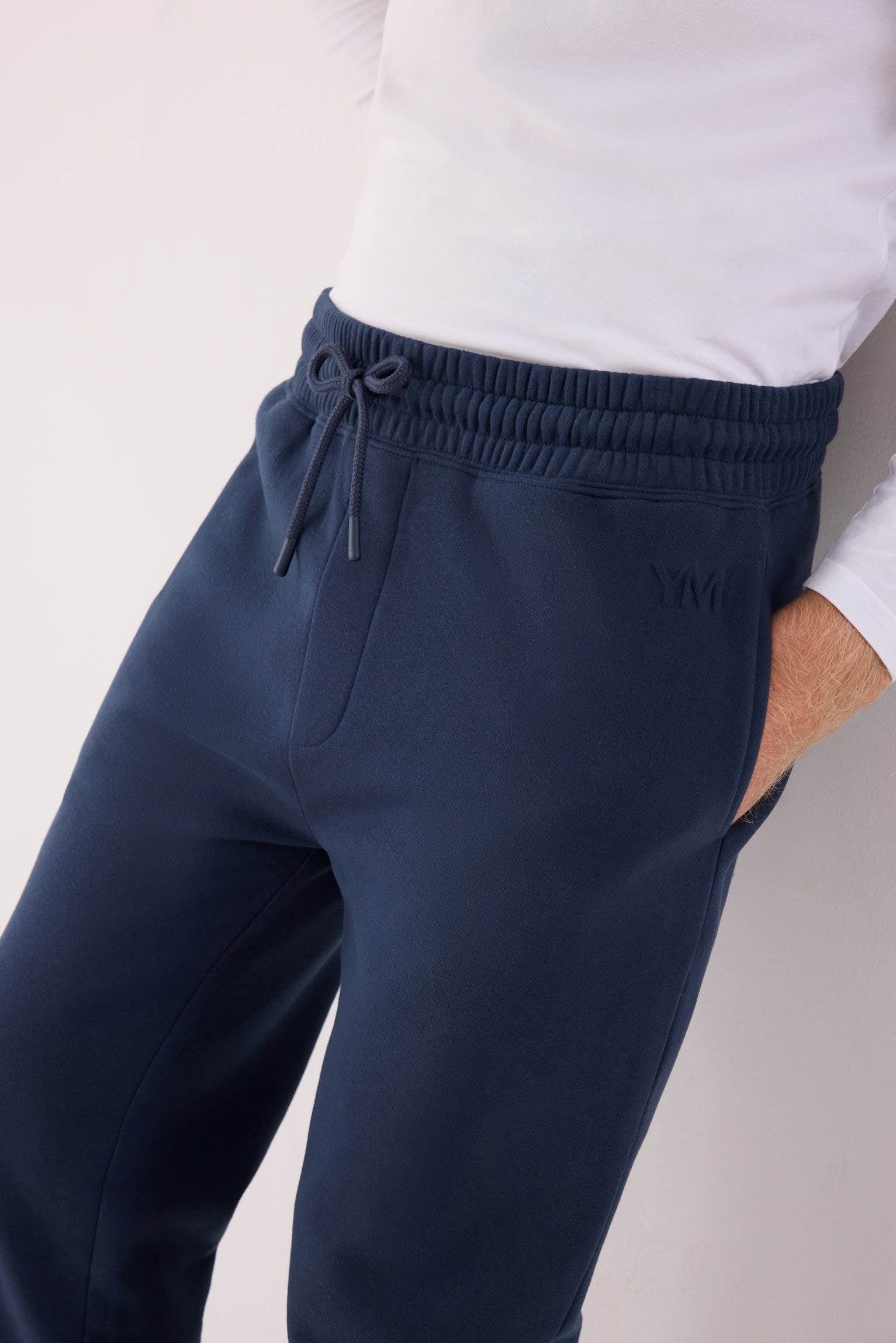 jogger deportivo para hombre Slowloom en deep navy vista lateral del conjunto fitness corte cómodo para el día a día