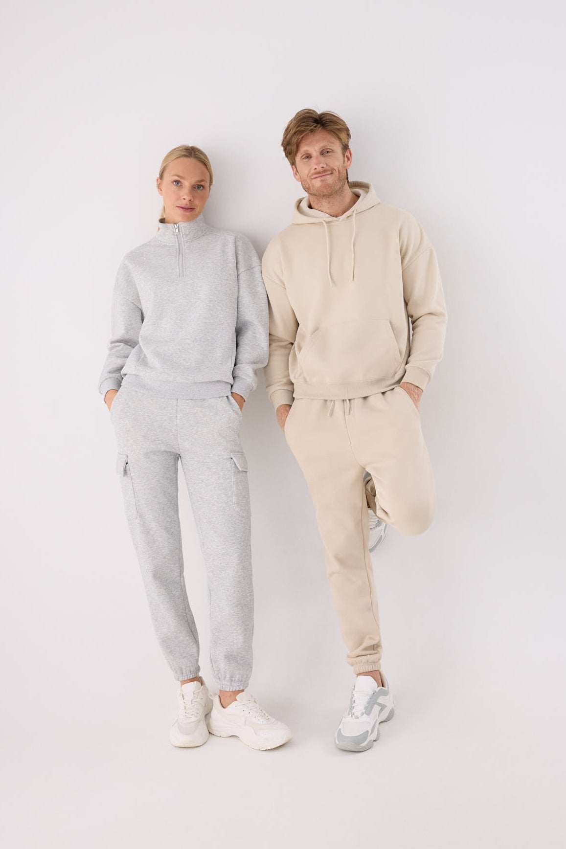 Pantalón sportivo uomo jogger afelpado con cintura ajustable beige