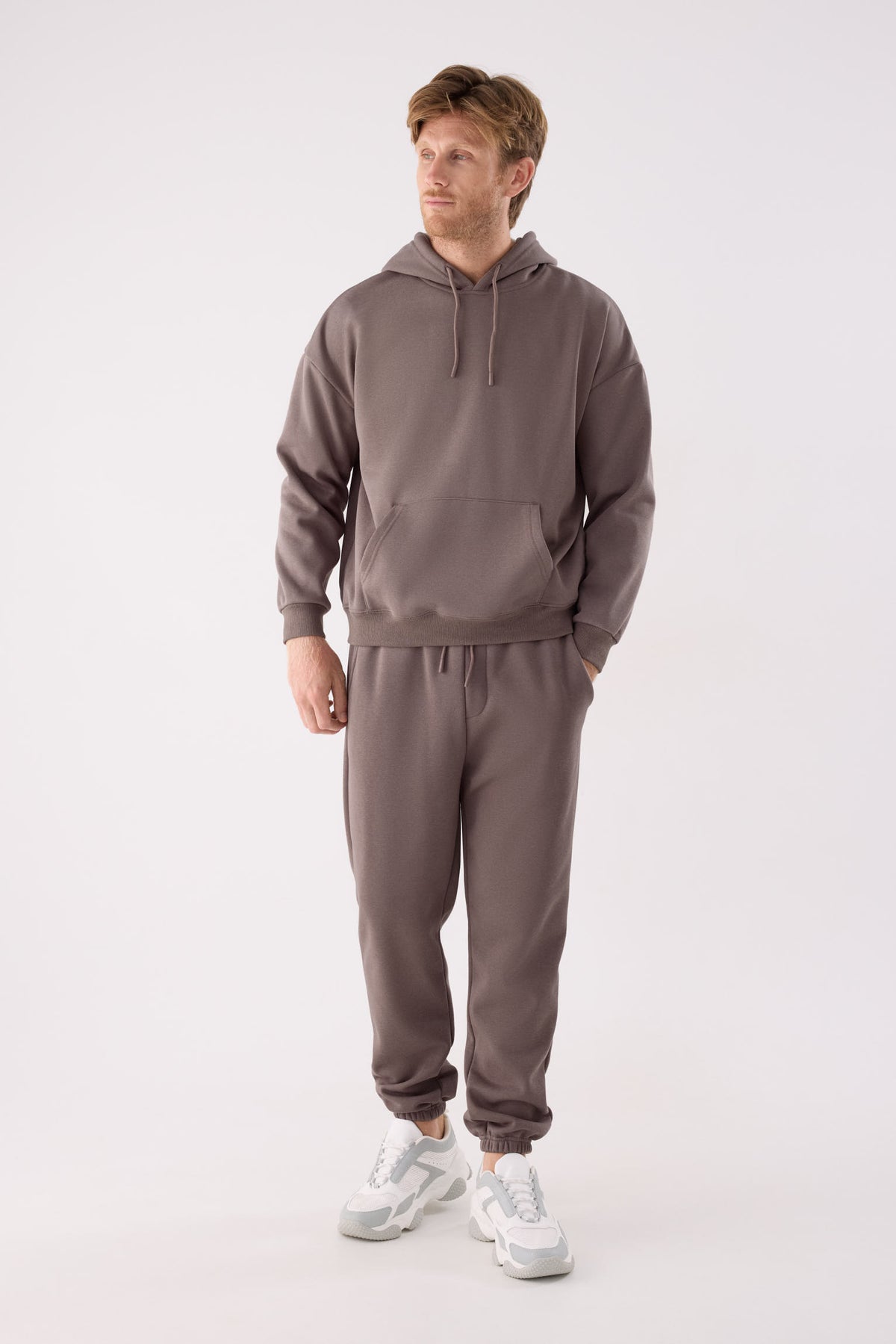 Sudadera sportiva uomo afelpada con capucha marrón