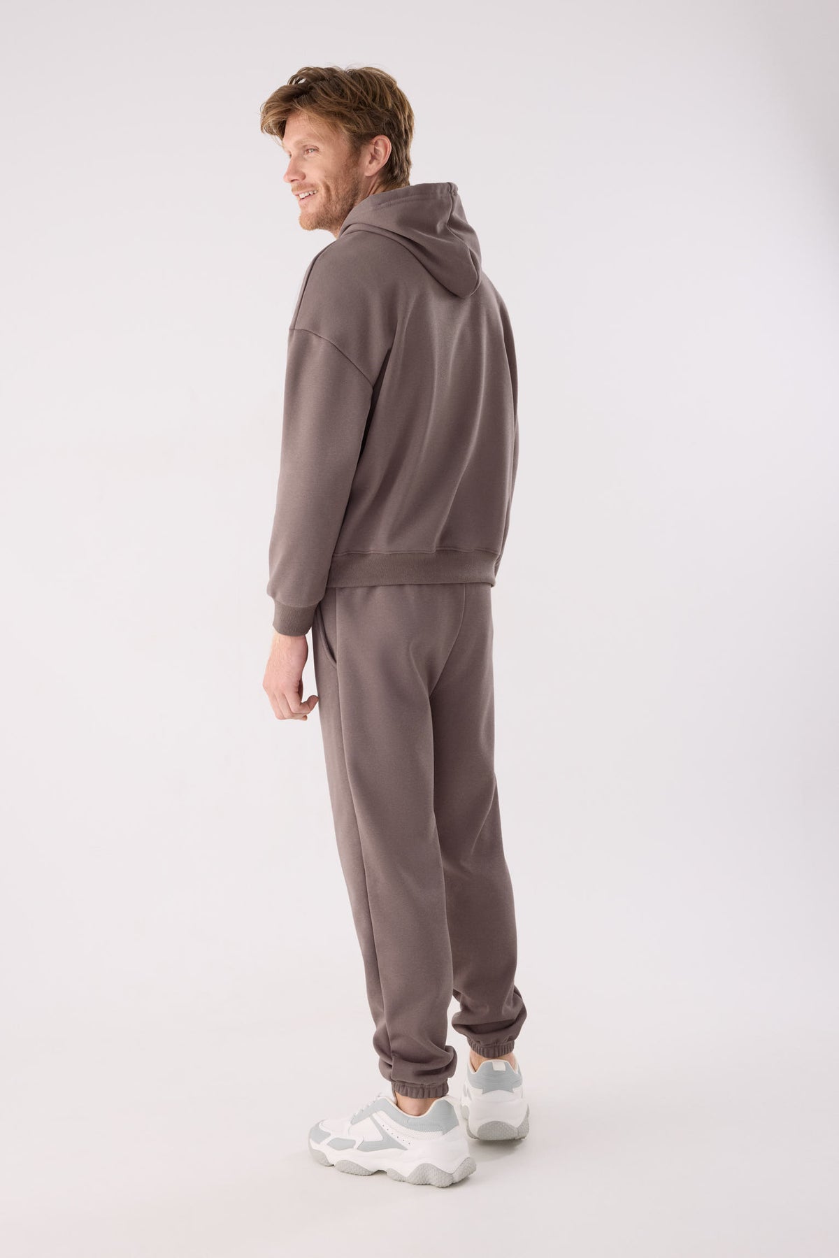 Sudadera sportiva uomo afelpada con capucha marrón
