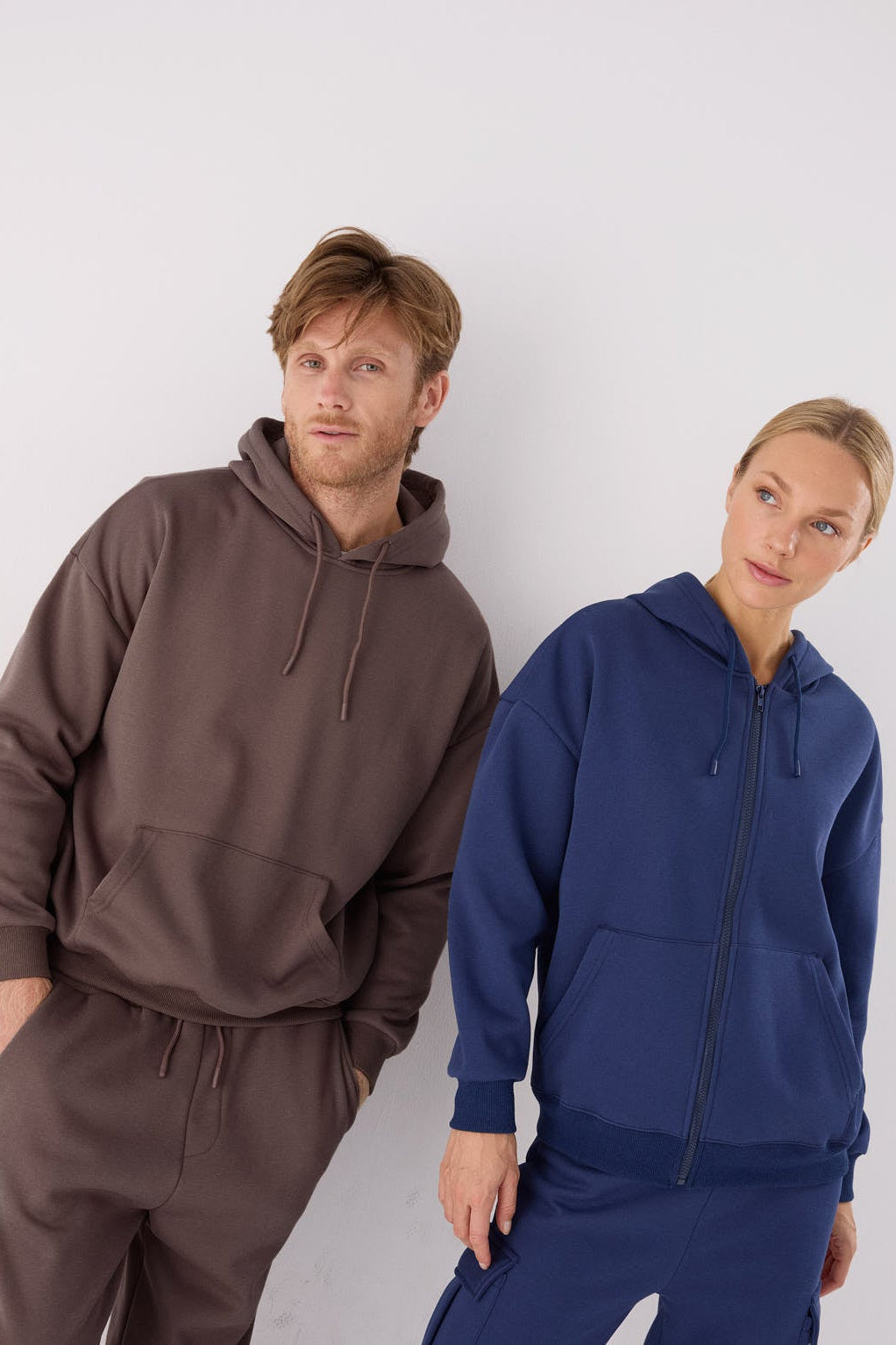 Sudadera sportiva uomo afelpada con capucha marrón