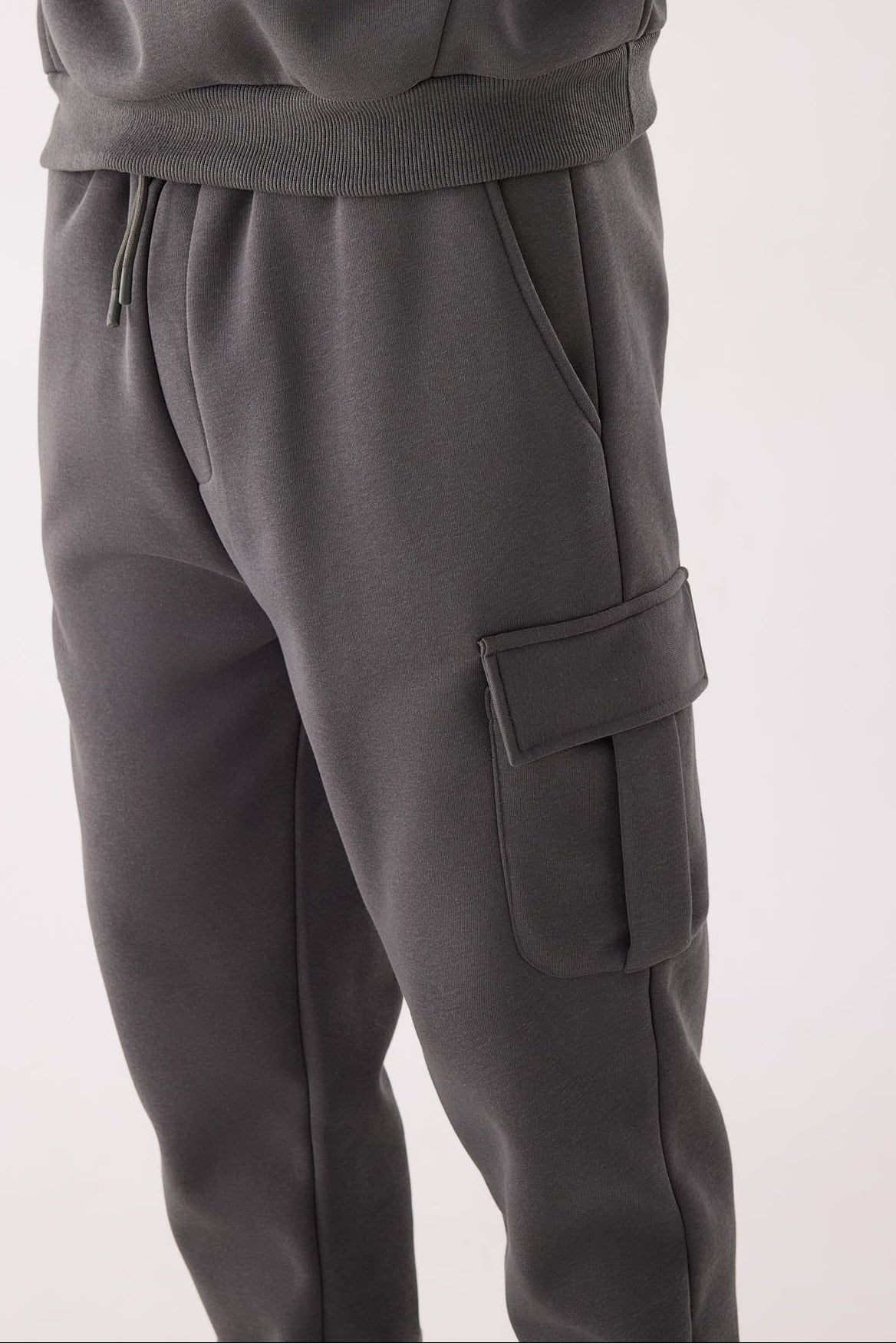 Pantalón sportivo uomo cargo afelpado con cintura ajustable gris marengo