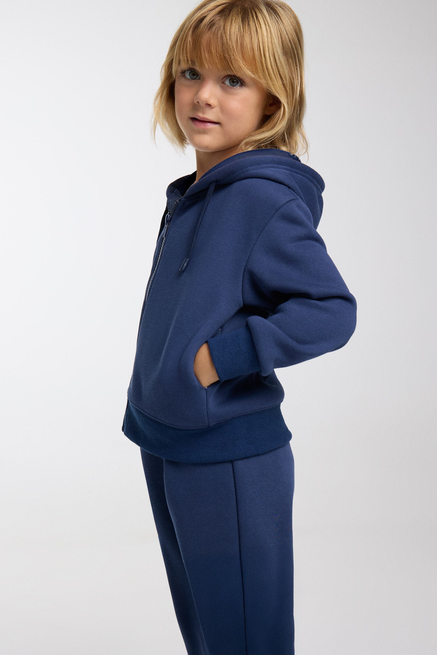 Chándal infantil afelpado azul marino con chaqueta con capucha y cremallera y pantalón recto