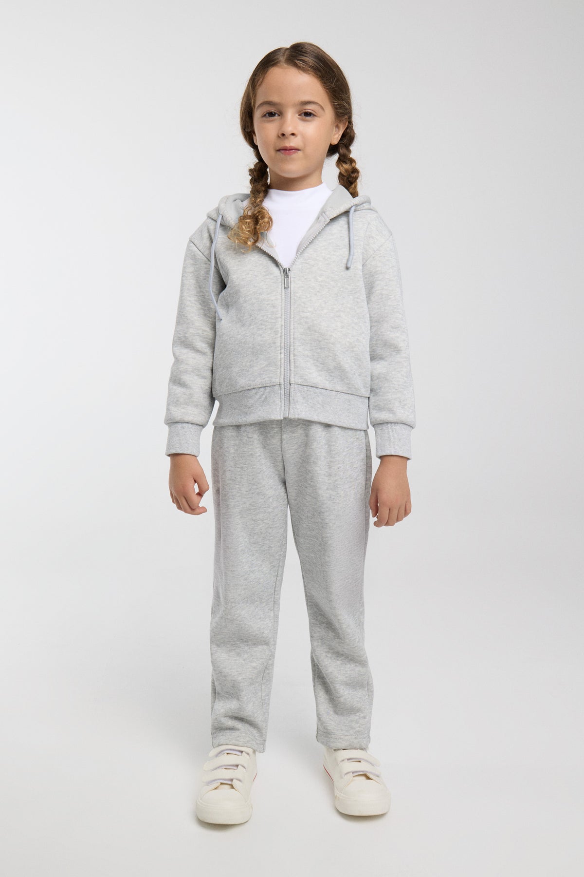 Chándal deportivo de niña afelpado con chaqueta con capucha y cremallera y pantalón recto en color gris jaspeado