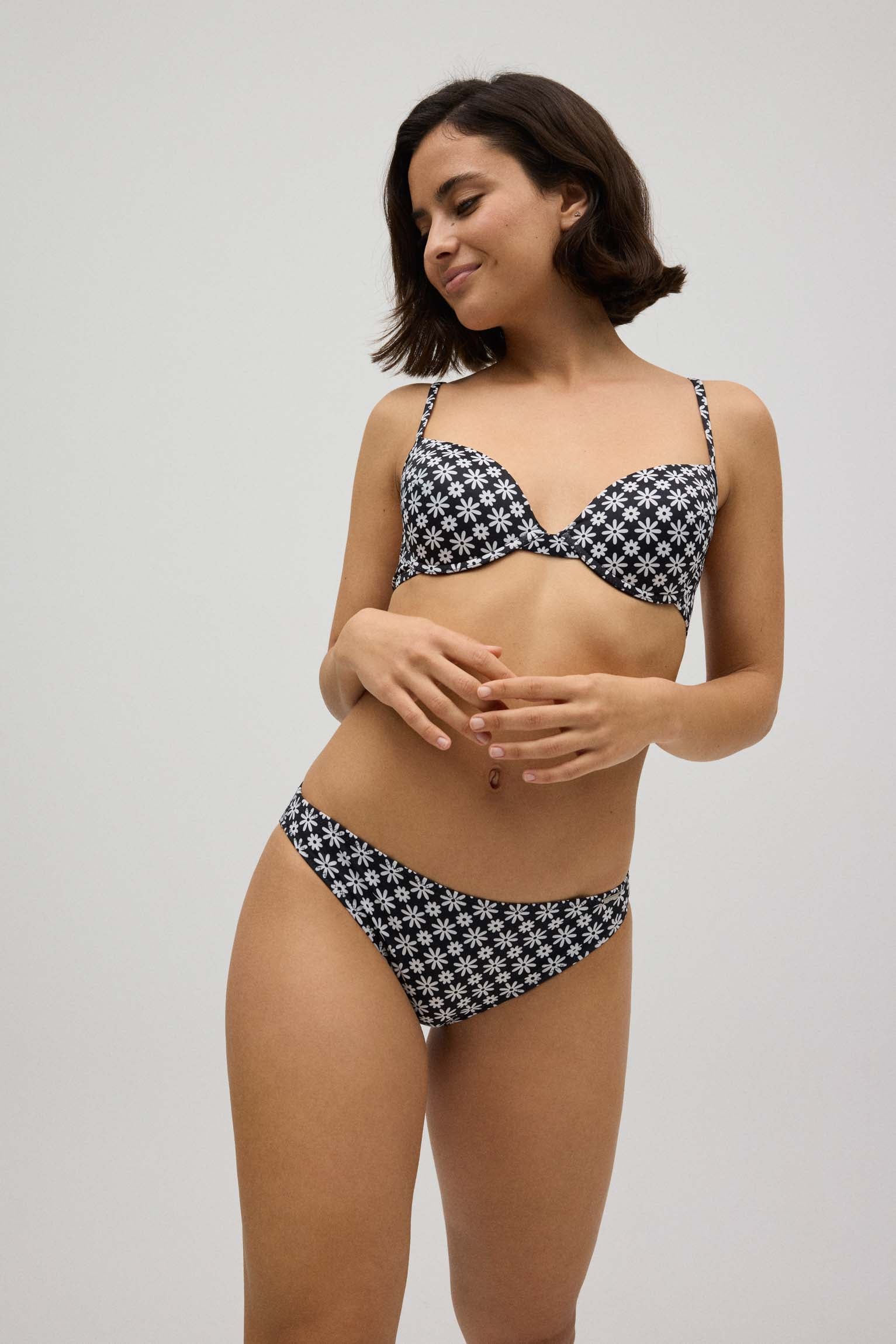 Top bikini classico a cerchio floreale bianco e nero
