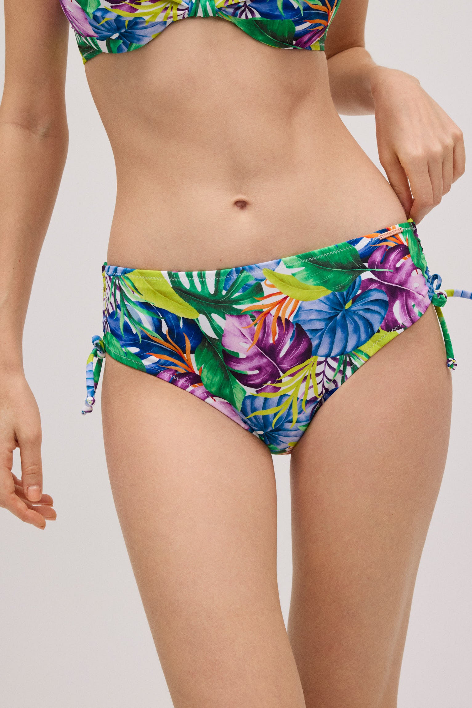 83018-1-braga-lateral-ajustable-estampado-tropical-mujer-ysabel-mora-multicolor