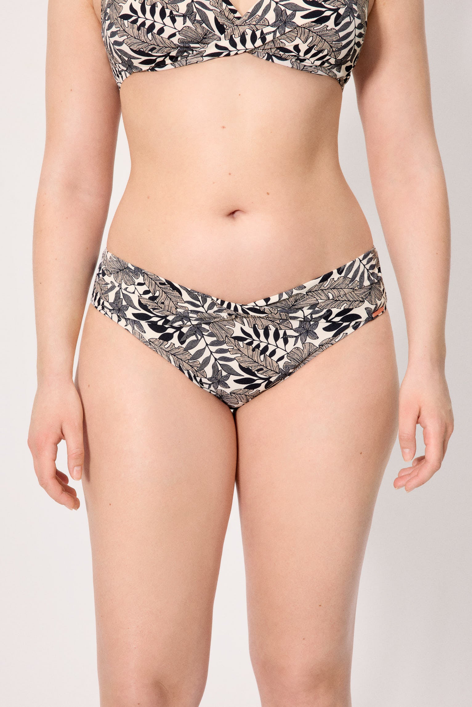 83343-black-palm-braga-bikini-mujer-midi-hojas-micropique-negro--ysabel-mora