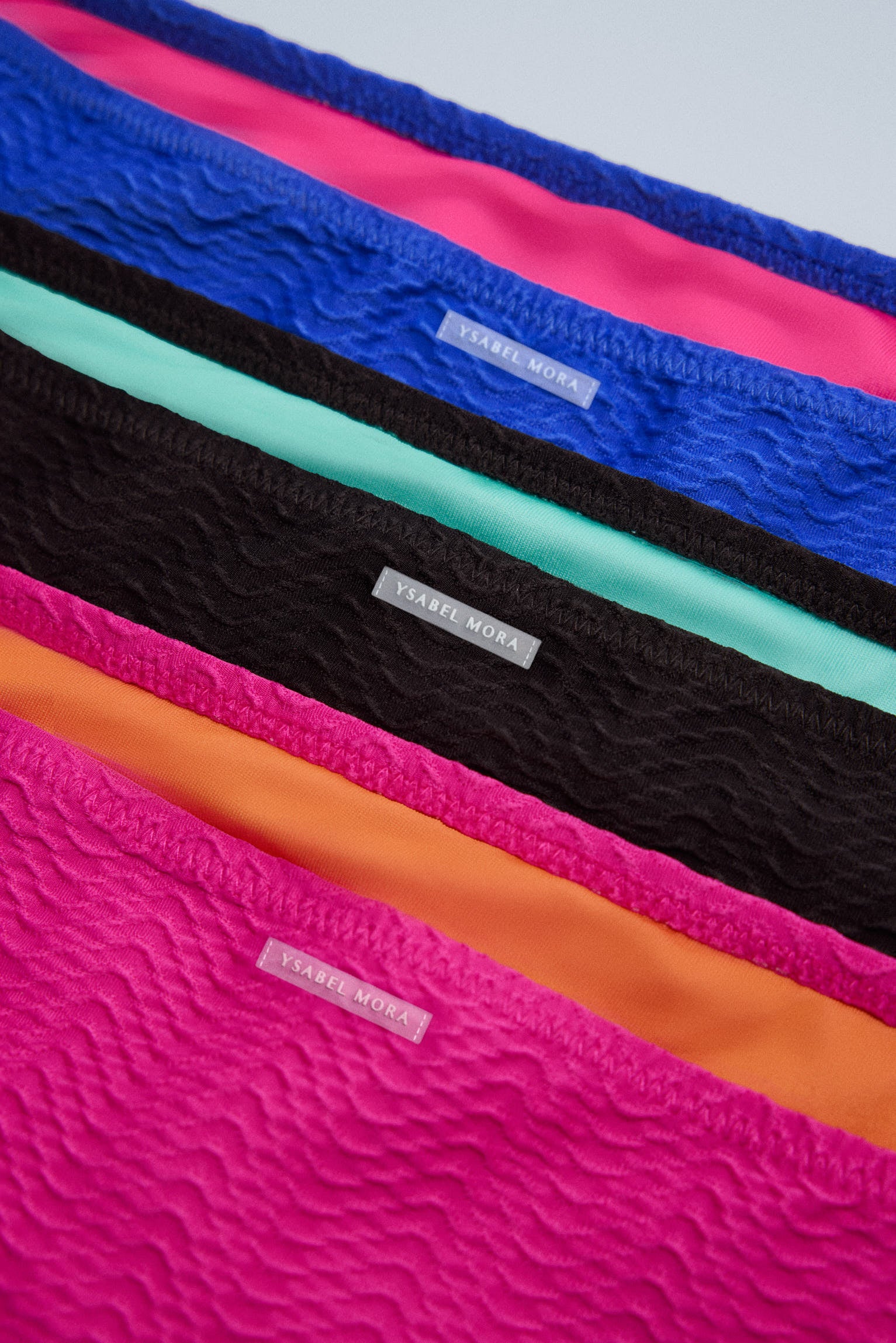 Top bikini testurizzato con dettagli a fiocco fucsia