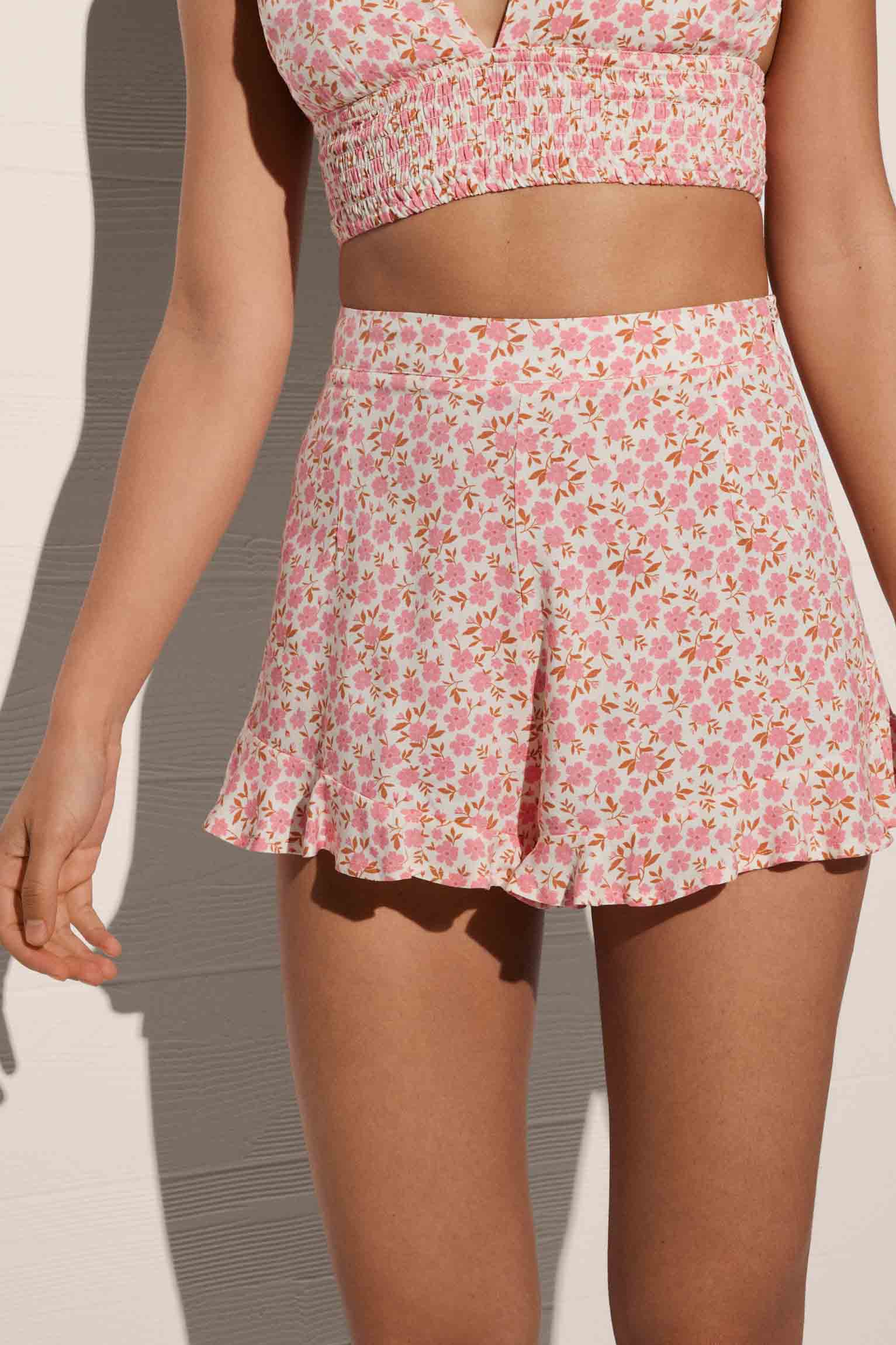 Pantaloncini rosa con stampa floreale e volante