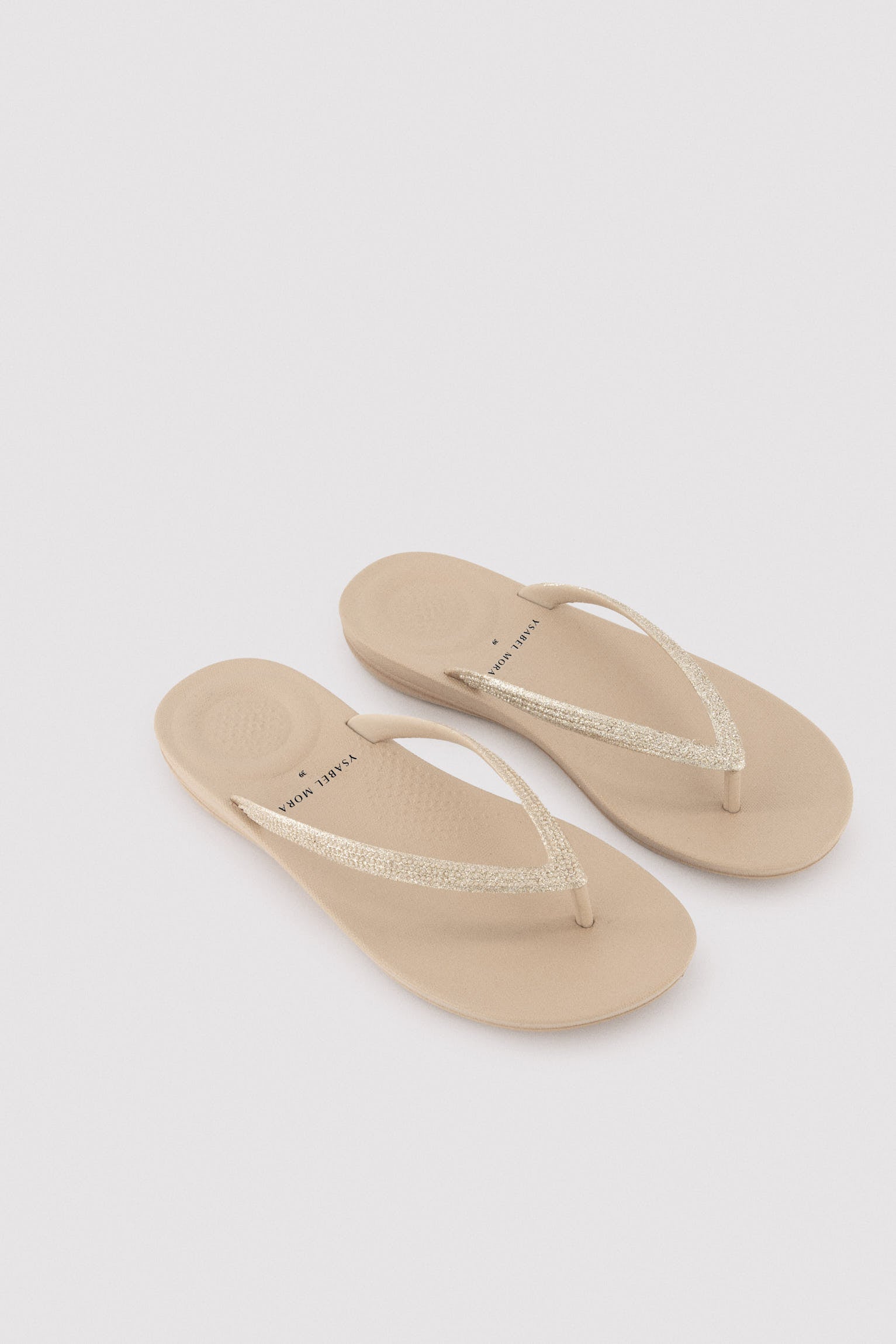 86290-sand-brown-chanclas-tira-brillante-beige-ysabel-mora