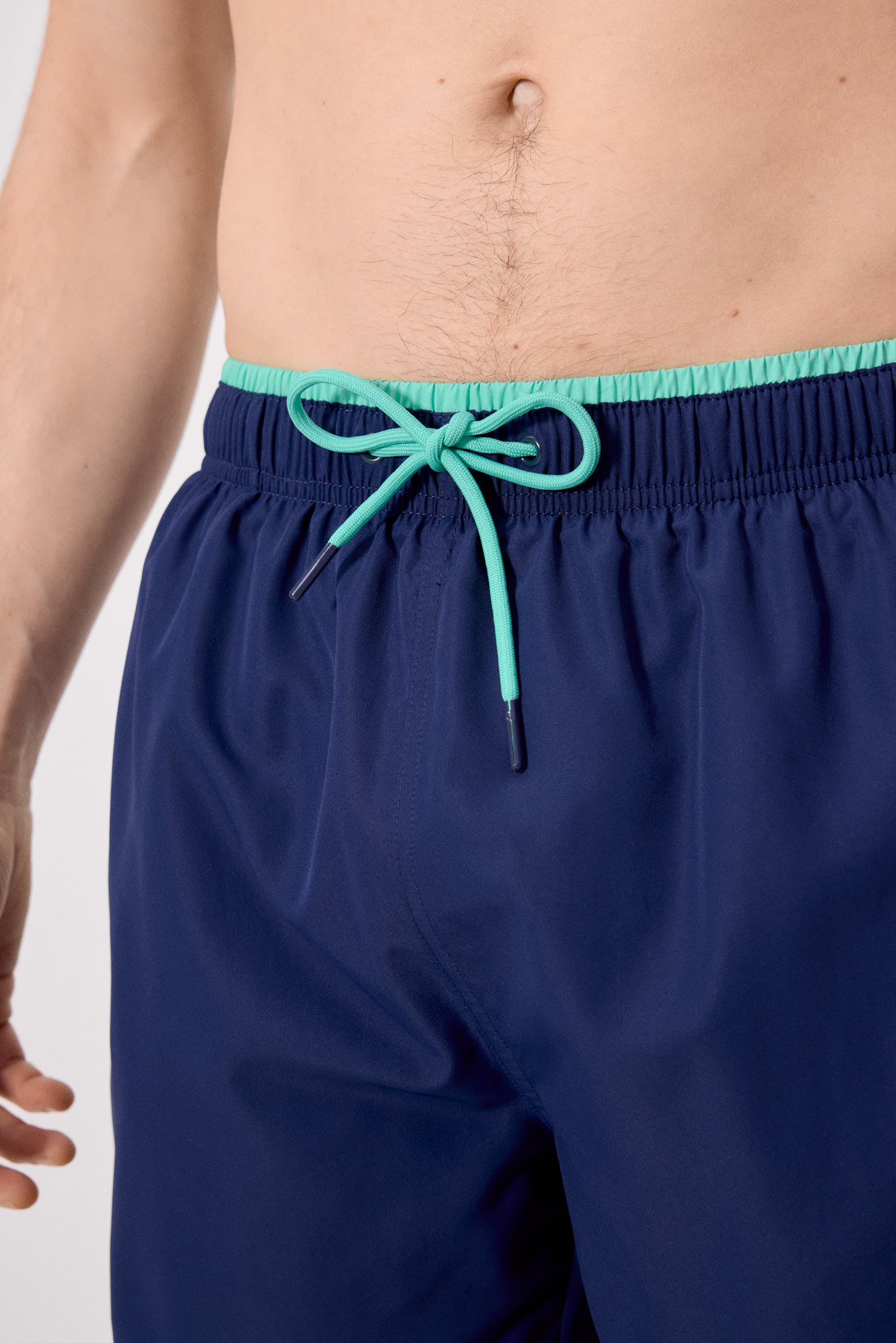 costume da bagno basic blu navy di media lunghezza con dettaglio in vita