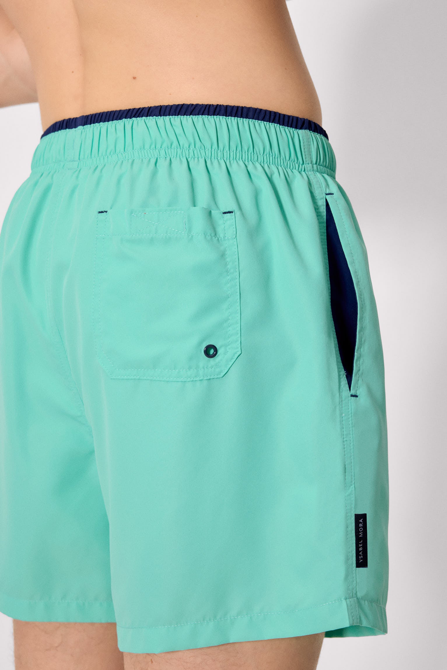 Costume da bagno basic di media lunghezza con dettaglio in vita verde