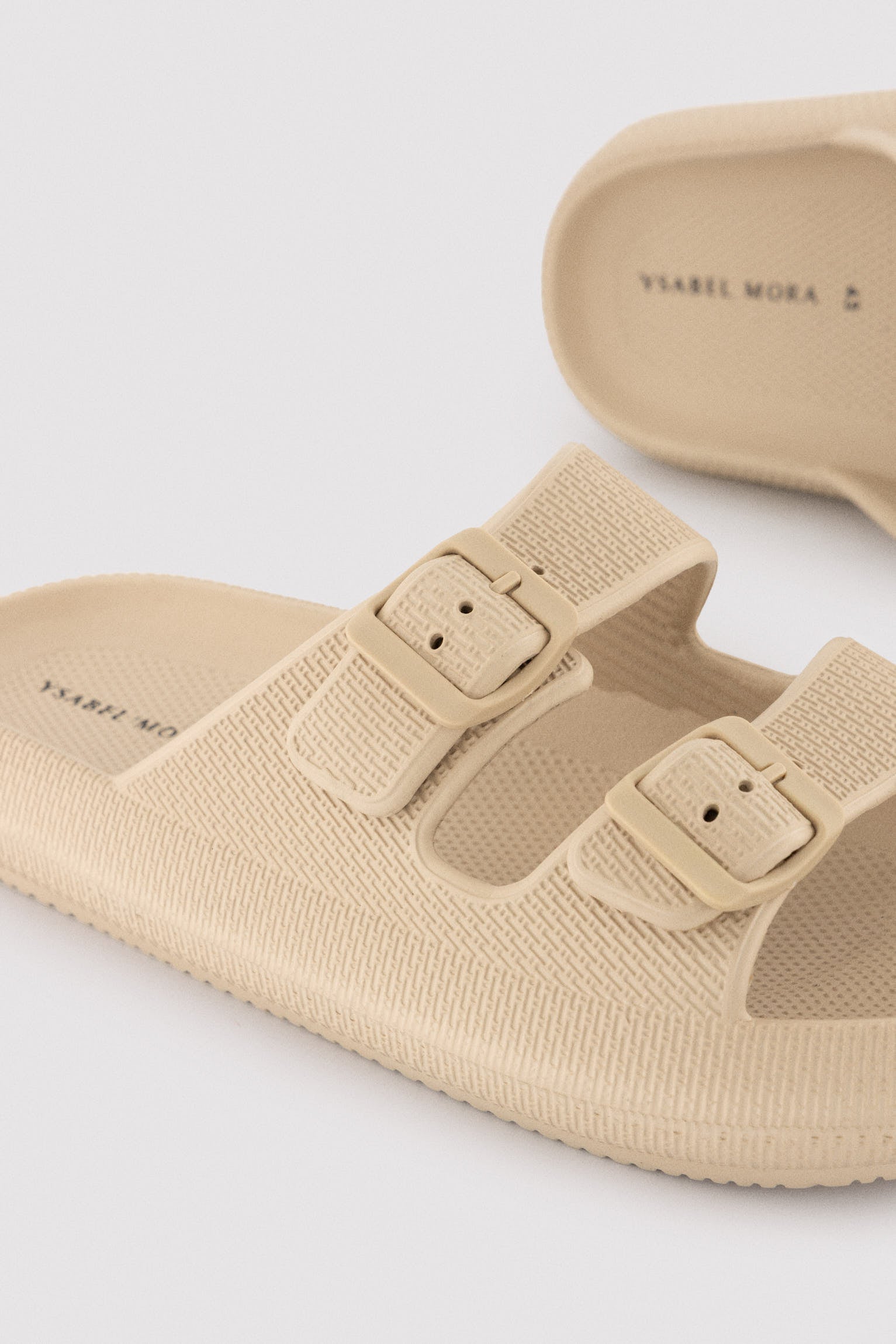 Chanclas hebilla beige