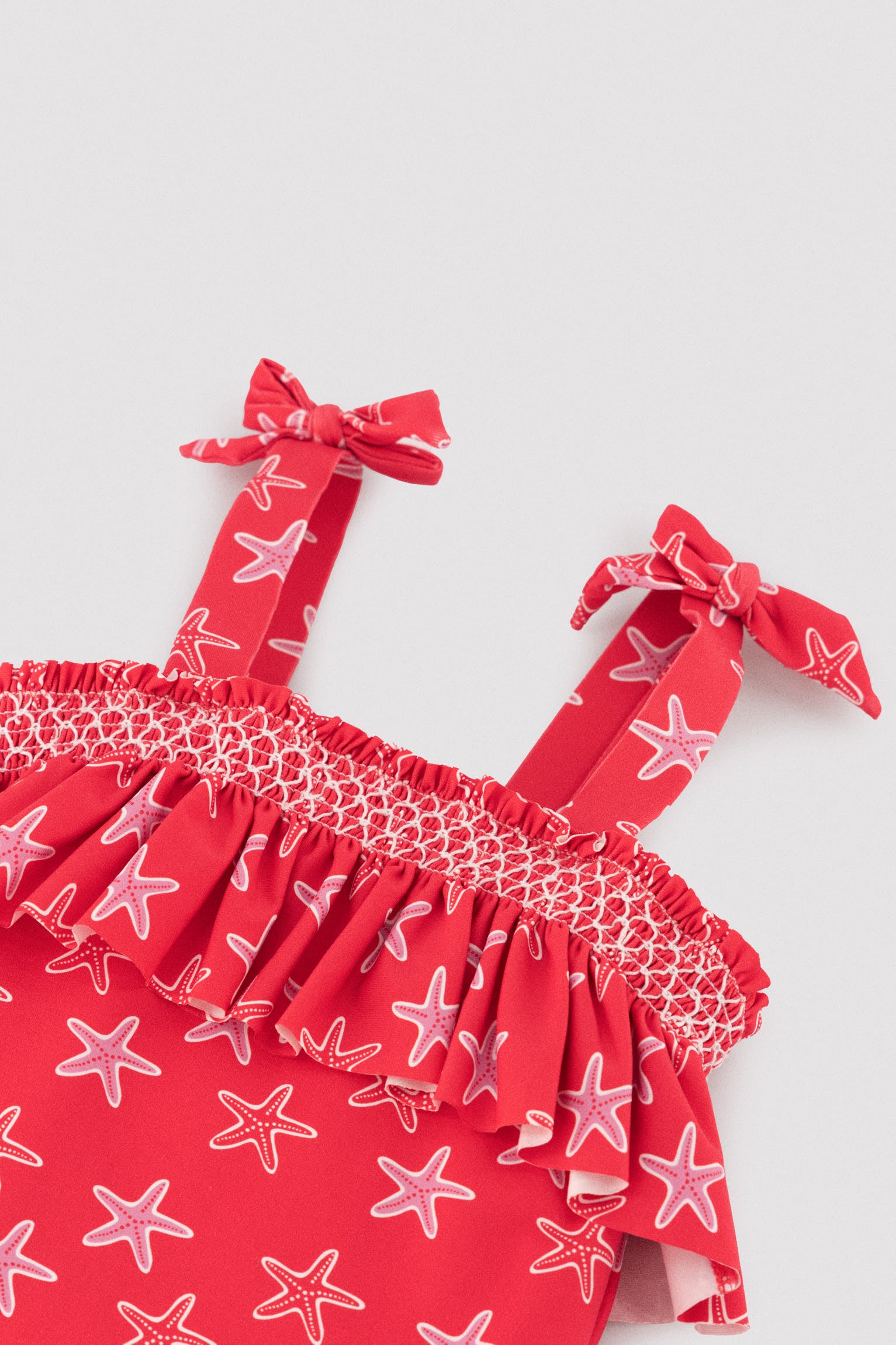 Costume da bagno da bambina con volant stampato a stelle marine