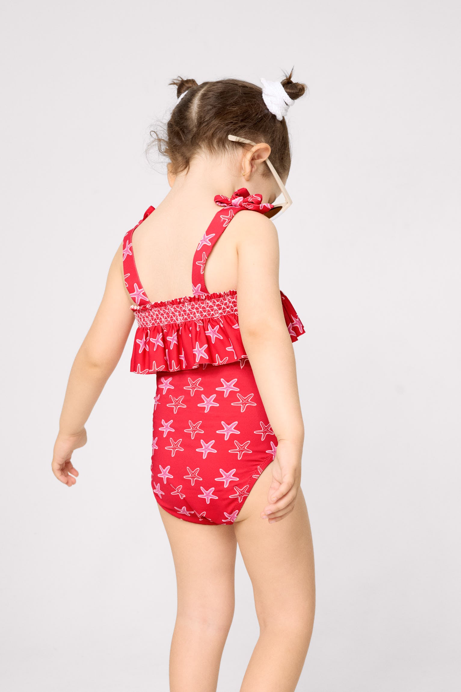 Costume da bagno da bambina con volant stampato a stelle marine