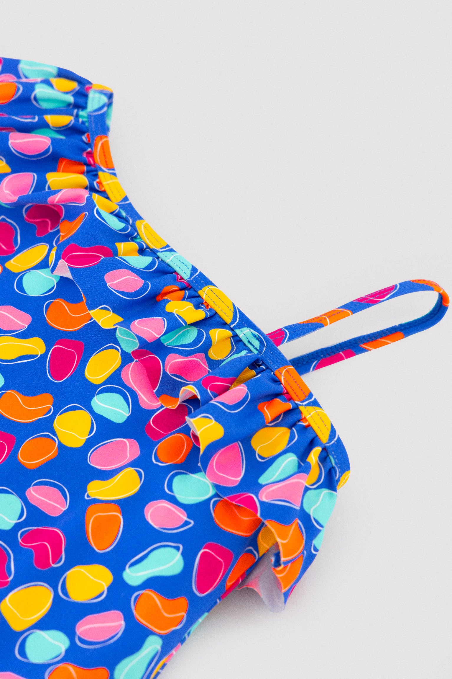 Costume da bagno asimmetrico per bambine con dettaglio volant e stampa ritagliata di forma organica