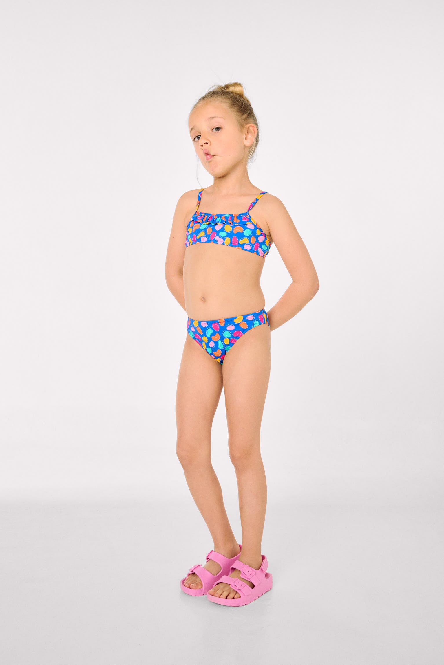 Bikini da bambina con dettagli a balze, stampa di forme organiche multicolori