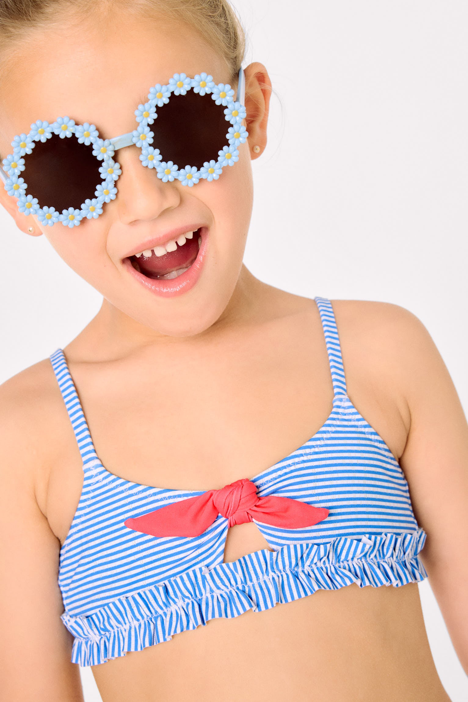 Bikini da bambina con fiocco e arricciatura, stampa a righe