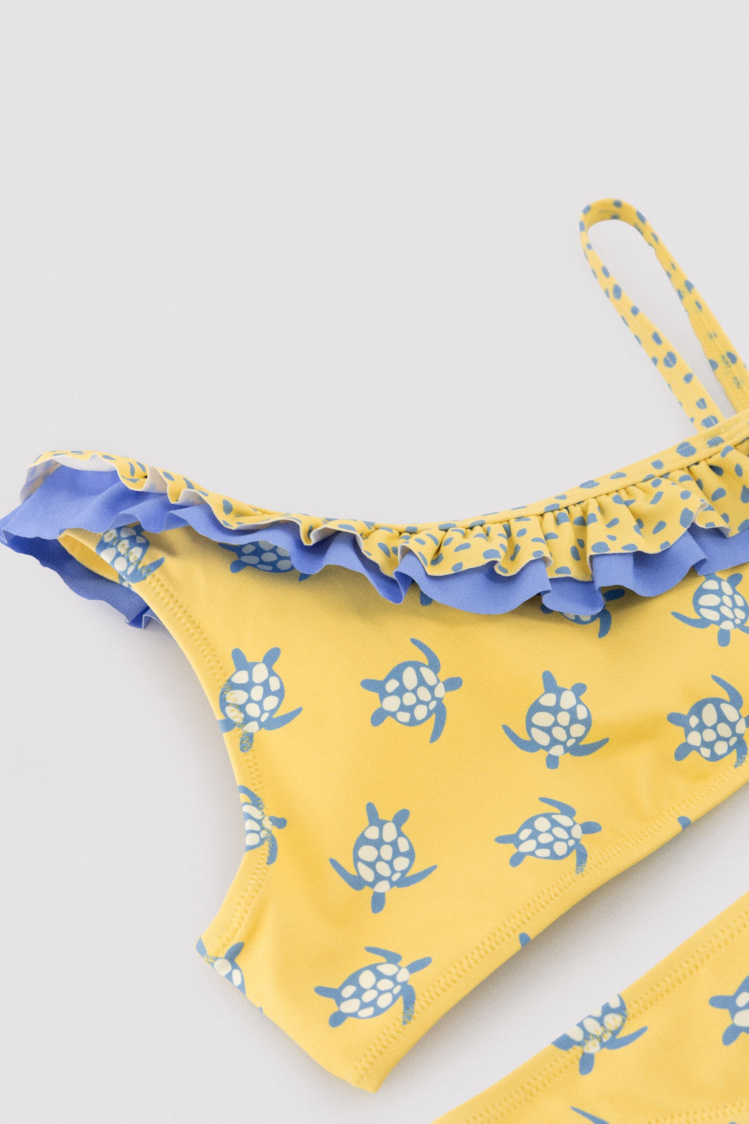 Bikini niña asimétrico detalle volantes estampado tortugas - Ysabel Mora