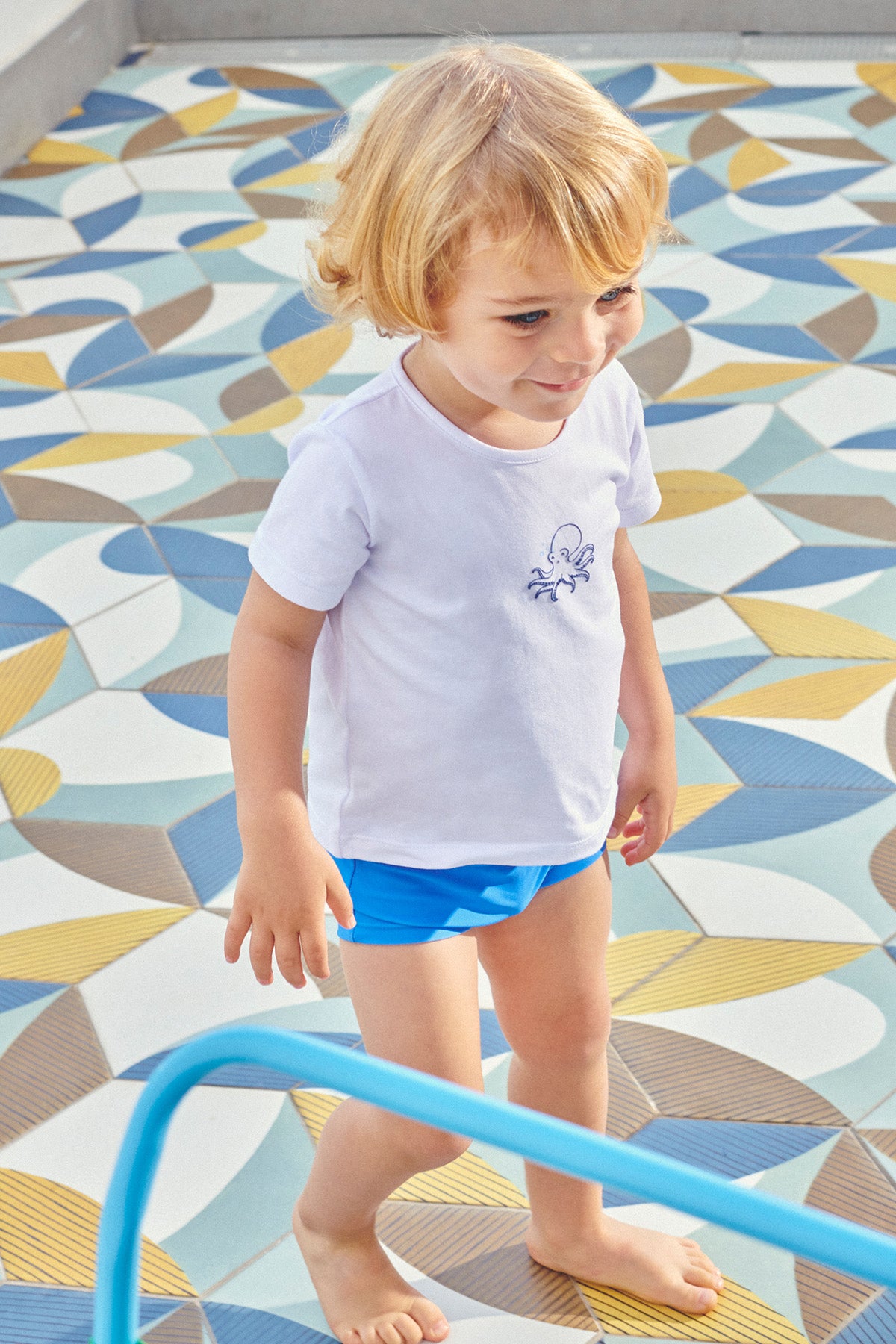 Set baby composto da costume boxer e maglietta bianca polipo