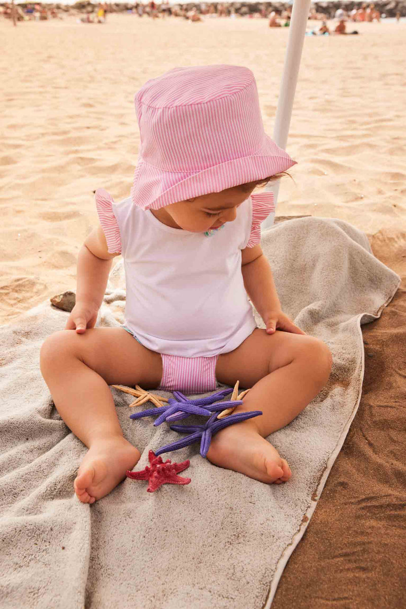 T-shirt con cappellino da spiaggia a righe rosa e costume da bagno