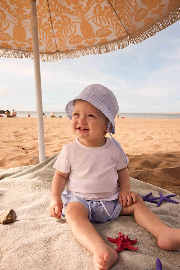 T-shirt con cappellino da spiaggia e costume vichy blu