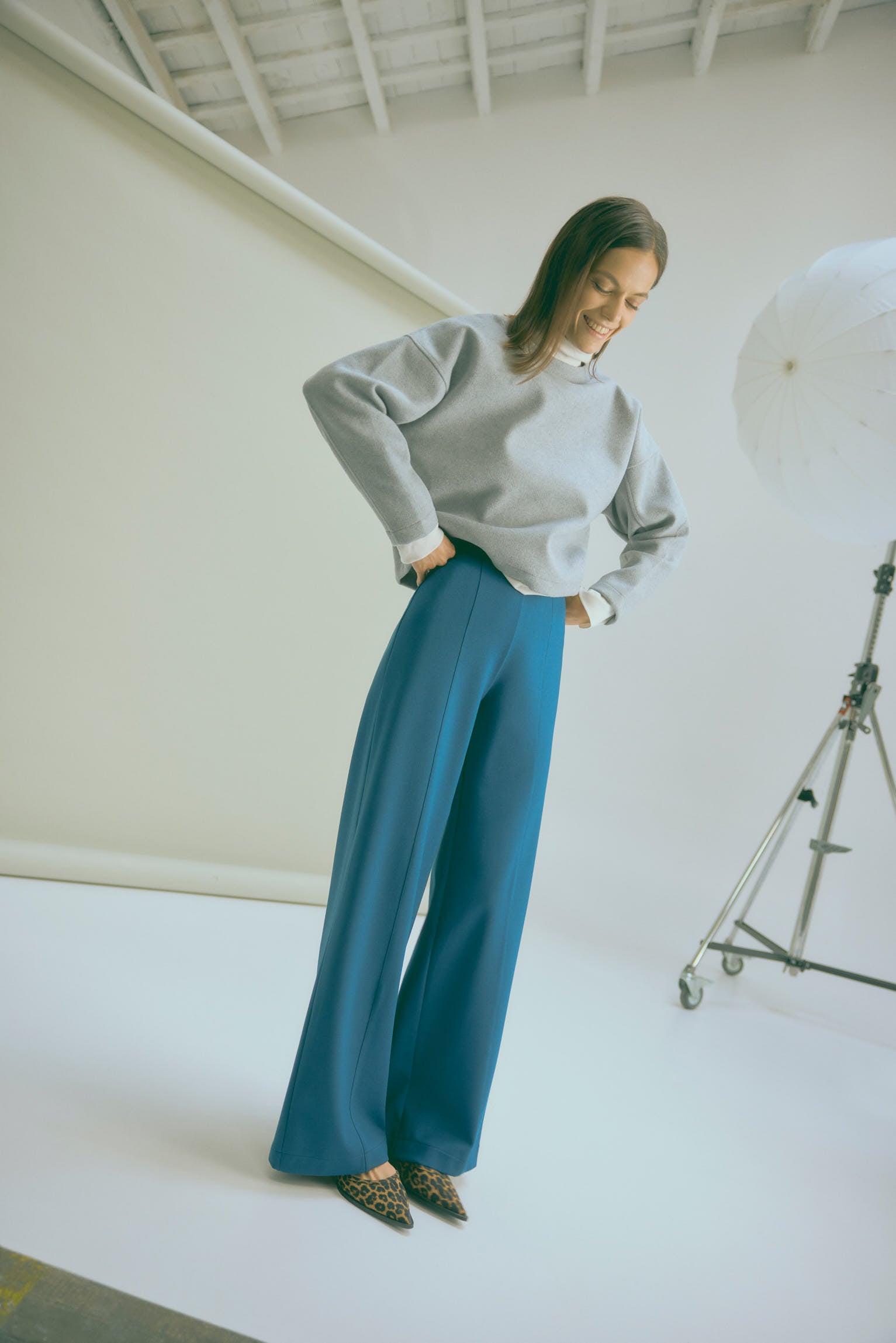 Pantaloni larghi blu eleganti