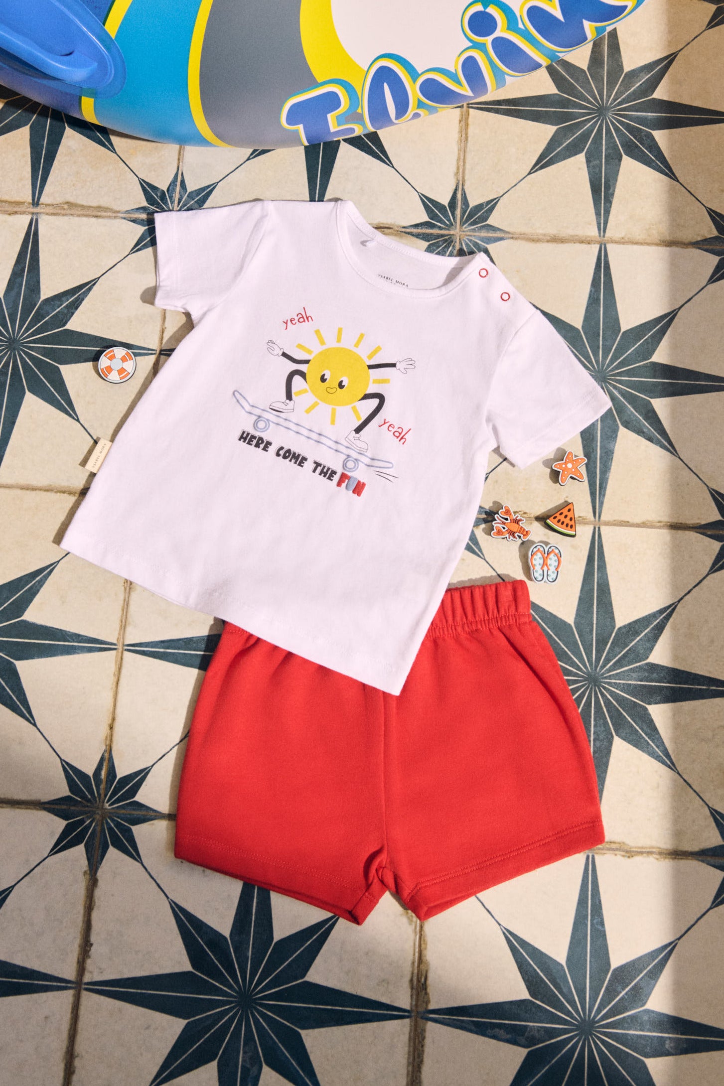 Completo a maniche corte per neonati. Arriva il divertimento