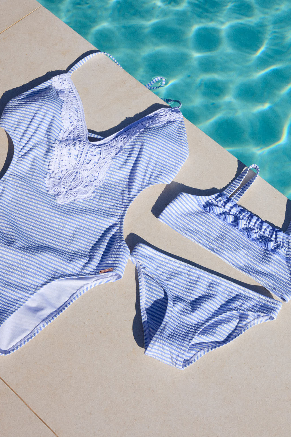 CUPSHE Costume Da Bagno Da Donna Halter Scollo A V Shirring Costume Intero, Floreale-Blu Oscuro, XS : Amazon.it: Moda